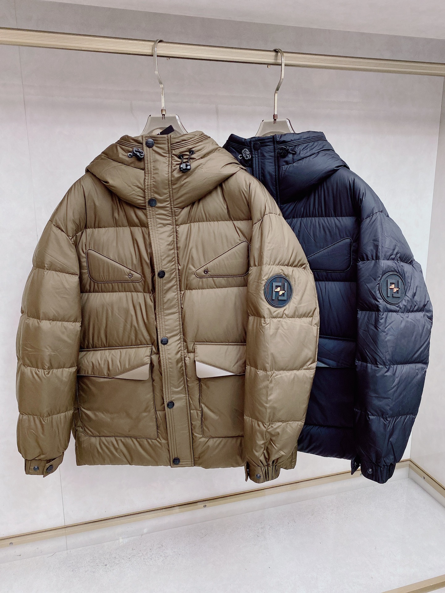 NO:540773,Fendi 2025 autumn and winter new mid-length down jacket Original custom hardware accessories are fully imported and customized. Welcome to compare. Absolute high quality. Use top-grade 90 white duck down, super soft, fluffy and full, super heavy fabric with a perfect fit, pay attention to the super comfortable fabric, Exclusive model, non-market goods, same size for men and women. Number of sizes. M1 XXXL,,fendi, down jacket, alexander wang19860909芬迪 2025秋冬新款中长款羽绒服 原版订制五金配件全进口原版定制 欢迎对比 绝对的高品质 采用顶级90白鸭绒 超柔软 充羽量蓬松饱满 超级重面料做工杠杠的版型完美 注意面料超舒服 独家款 非市场货 男女同款尺码码数.码数M一XXXL,,fendi,down jacket,alexander wang,Men's clothing