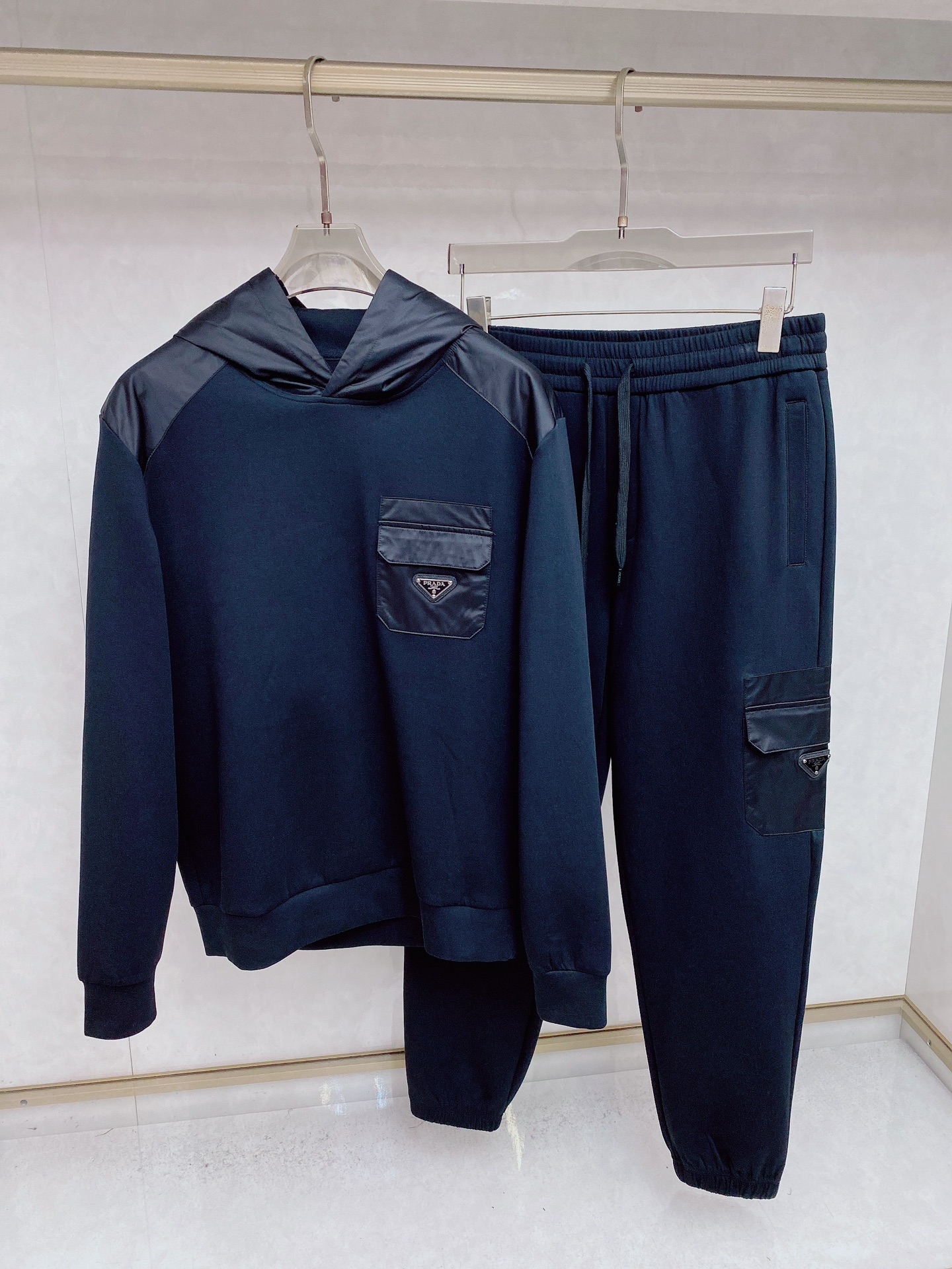 NO:540769,Prada 2025 autumn and winter new fashion casual set brand classic logo, excellent comfort and strong hand touch. Very high recognition Custom imported fabric, fresh color, fine workmanship ~ Super good upper body [code number] M-3XL,,prada,alexander wang19860909普拉达 2025秋冬新款时尚休闲套装 品牌经典LOGO ,舒适度极好,手触感强烈.辨识度极高 定制进口面料 色泽清新 做工精细 ～上身超赞【码数】 M-3XL,,prada,alexander wang,Men's clothing