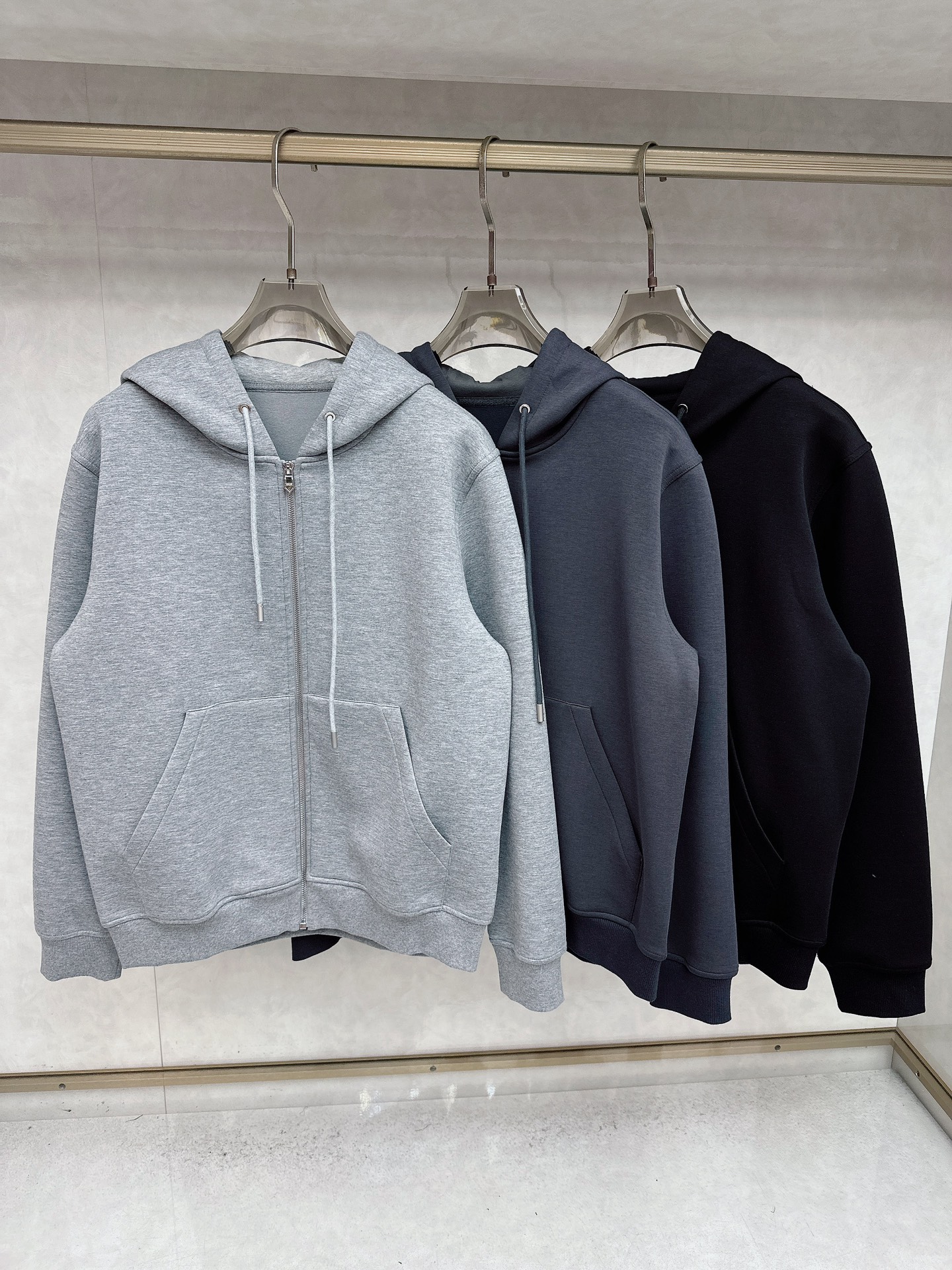 NO:550405,Hermès cabinets are on sale!  Like his design. Highly recommended. Low-key luxury. Slope-shoulder casual hoodie and sweater jacket. Full-quality order. Every detail of the workmanship is handled very delicately. It seems simple. The back is embroidered with patches. Multi-colored embroidery. The finished product is delicate. The placket buttons. The details of the logo letters. The pockets on both sides. Slope-shoulder sleeves. The combination of the upper body can experience the theme and bring youthfulness and fashion and exquisiteness. The slightly broad tailoring. Austrian modal fiber is known as a breathable air-layer fabric. Through the structural design, it adopts three pieces of fabric structures of inner, middle and outer, thereby forming an air interlayer in the fabric. It has good fluffy and feels Q-stretchy. It forms a static air layer to achieve warmth and has good wrinkle resistance. It is soft and comfortable to get it. The skin is smooth and breathable. The warm fabric has a good backbone. The overall upper body is upright and stylish. The whole condition is [Color] Black Dark Gray  Light gray 【code number】M-3XL, hermes, hoodie, sweatshirts, jackets & coats, hats, alexander wang19860909爱马仕 (He*mès) 柜在售！喜欢他家的设计 强烈推荐 低调奢华 溜肩休闲帽衫卫衣外套 全品相订单 做工每一处细节都处理的很精致 看似简单 背后采用贴布绣 多色拼的点缀 做工繁琐 成品精致 门襟纽扣 标志字母细节 两侧插袋 溜肩袖 合体的版型上身就能体会主题带来年轻与时尚精致感, 微阔的剪裁 ,奥地利莫代尔纤维 被誉为会呼吸的空气层面料,通过结构设计采用里、中、外三片的织物结构,从而在织物中形成空气夹层 .蓬松性好 手感Q弹力.以形成静止空气层,从而达到保暖效果,抗皱性佳入手柔软舒适,亲 肤爽滑透气保暖面料整体又有着很好的骨干,整体上身挺拔有型 全品相订单【颜色】黑色 深灰色 浅灰色【码数】M-3XL,,hermes,hoodie,sweatshirts,jackets & coats,hats,alexander wang,Men's clothing