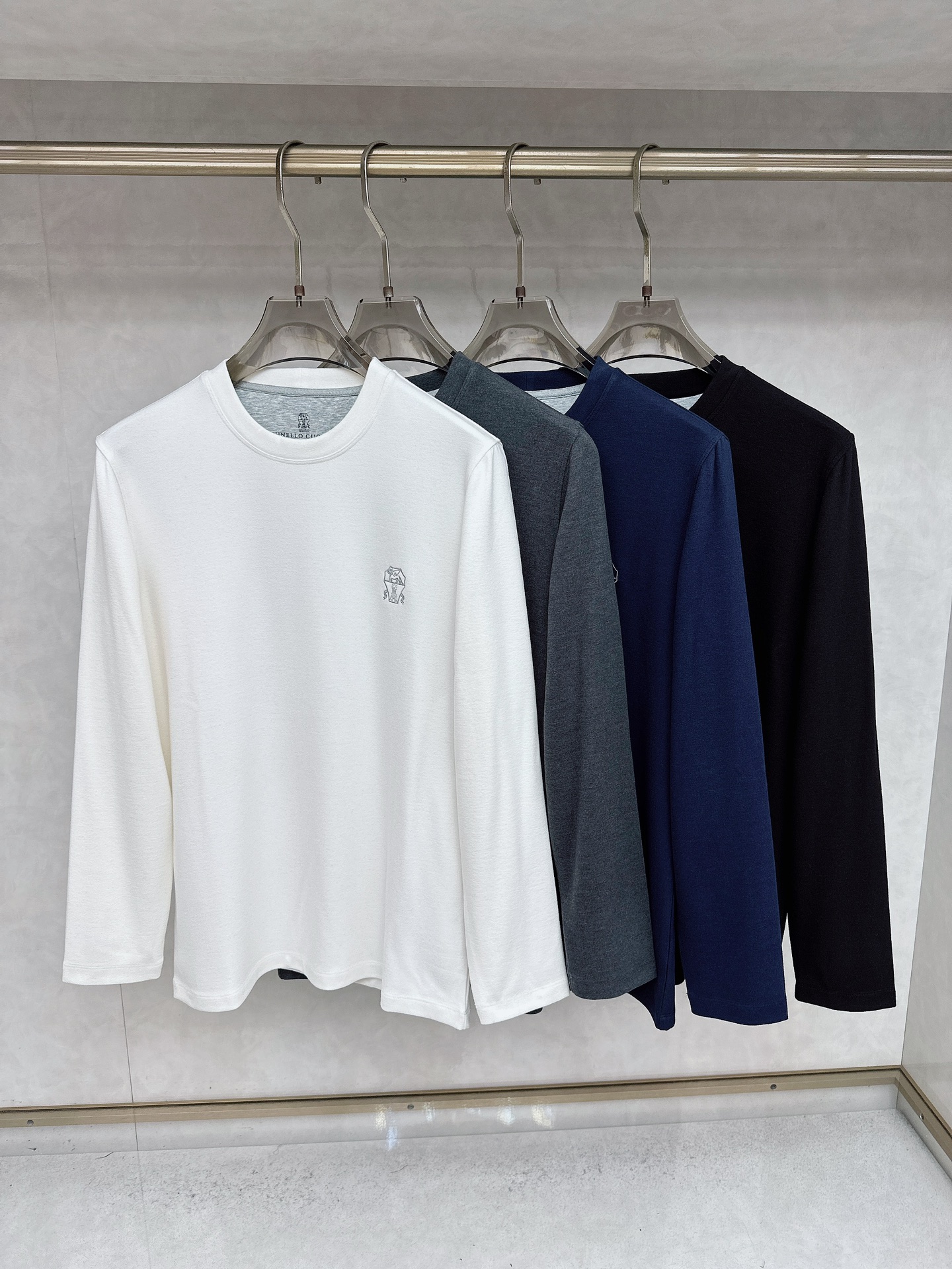 NO:550379,Brun*cuncil* hits every autumn and winter, with a baby-like skin touch!  wool!  !  A must-have for autumn and winter wardrobe!  The chest logo embroidery design is very detailed. The fabric is very soft at the beginning. The surface has soft fluff, and the upper body has a very good skin-friendly feeling!  !  The fabric has good elasticity, comfortable, breathable, slim and slim, and is very delicate. Only good fabrics can make the basic style less monotonous and more fashionable. This one can not only be worn inside, but also not look monotonous when worn alone [Color] Black Blue Gray White M-3XL, brunello cucinelli, alexander wang19860909Brun*cuncil*年年秋冬爆款,婴儿般肌肤触感！羊毛！！秋冬衣橱必备 款！胸口logo刺绣标志点缀设计,很有细节感,面料入手便知非常柔软,表面有着舒柔的绒毛,上身 亲肤感极好！！面料带有很好的弹力,舒适透气修身显 瘦的同时又无束缚感,非常精致.好面料才能让基础款的不在单调, 穿搭上多一份时尚,这款 不仅可以内搭打底,单穿亦不会显得单调【颜色】黑色 蓝色 灰色 白色M-3XL,,brunello cucinelli,alexander wang,Men's clothing