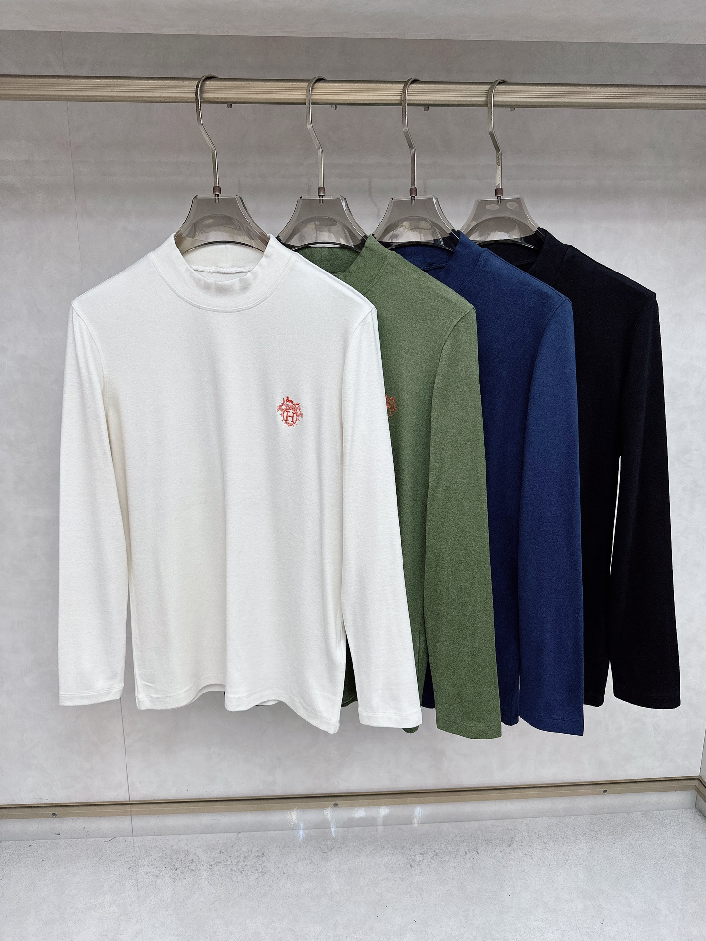 NO:550385,Hermes' latest products in early autumn, available at the same time, original singles, fashionable and casual round neck long-sleeved T-shirt, using imported original fabric, comfortable and breathable, craft letter pattern decoration logo, the upper body is very handsome. Number M-3XL, hermes,tees, t-shirt, alexander wang19860909爱马仕 早秋最新品,同步有售,原单狠货,时尚休闲圆领长袖T恤,采用进口原版面料,舒适透气,工艺字母图案装饰logo,上身帅气十足 码数M-3XL,,hermes,tees，t-shirt,alexander wang,Men's clothing