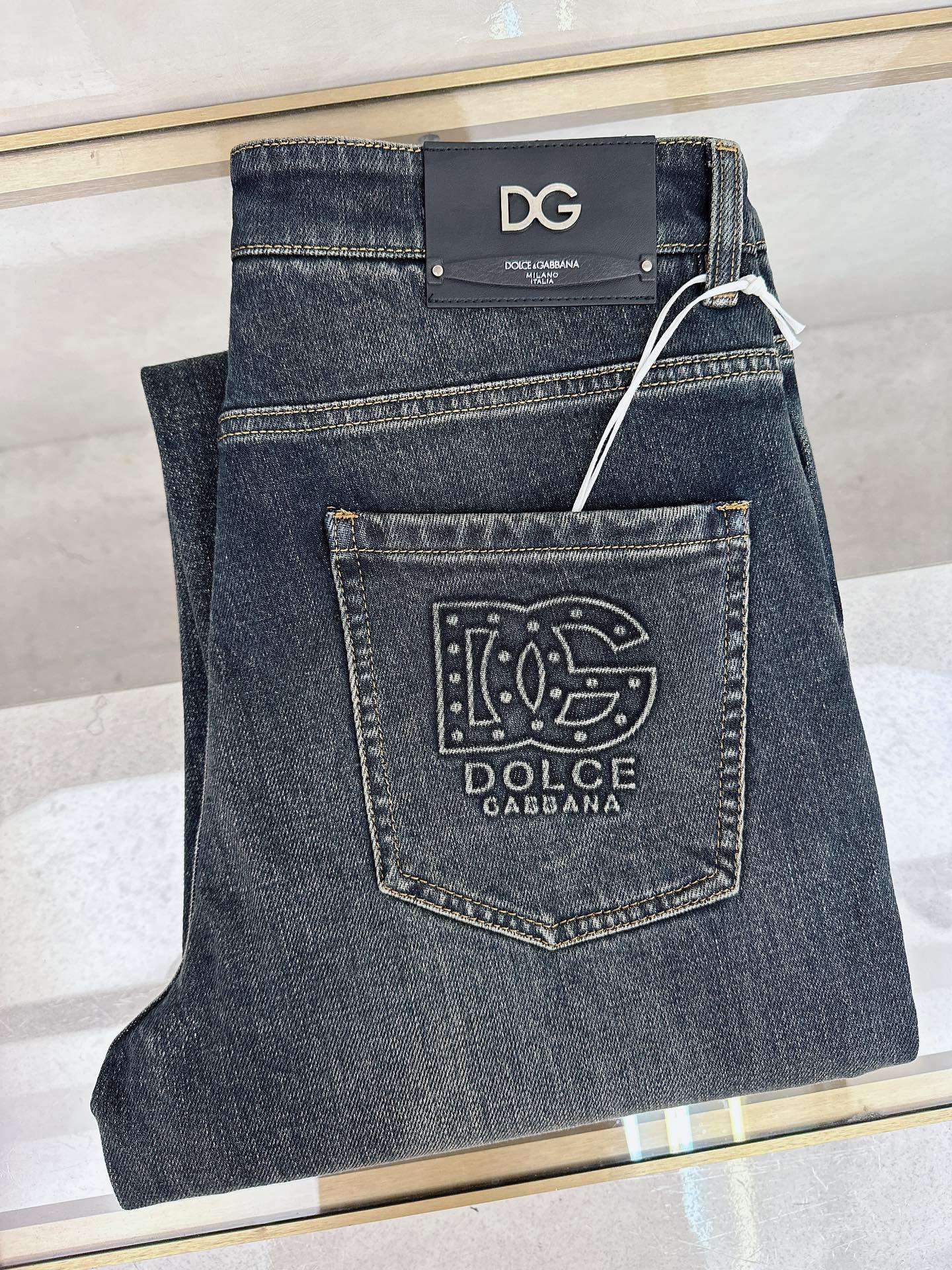 DG 2025秋冬🔥🔥新款现货上市，原单爆款牛仔裤👖超级定制款，原版五金，超级重工工艺，版型超赞👍细节做