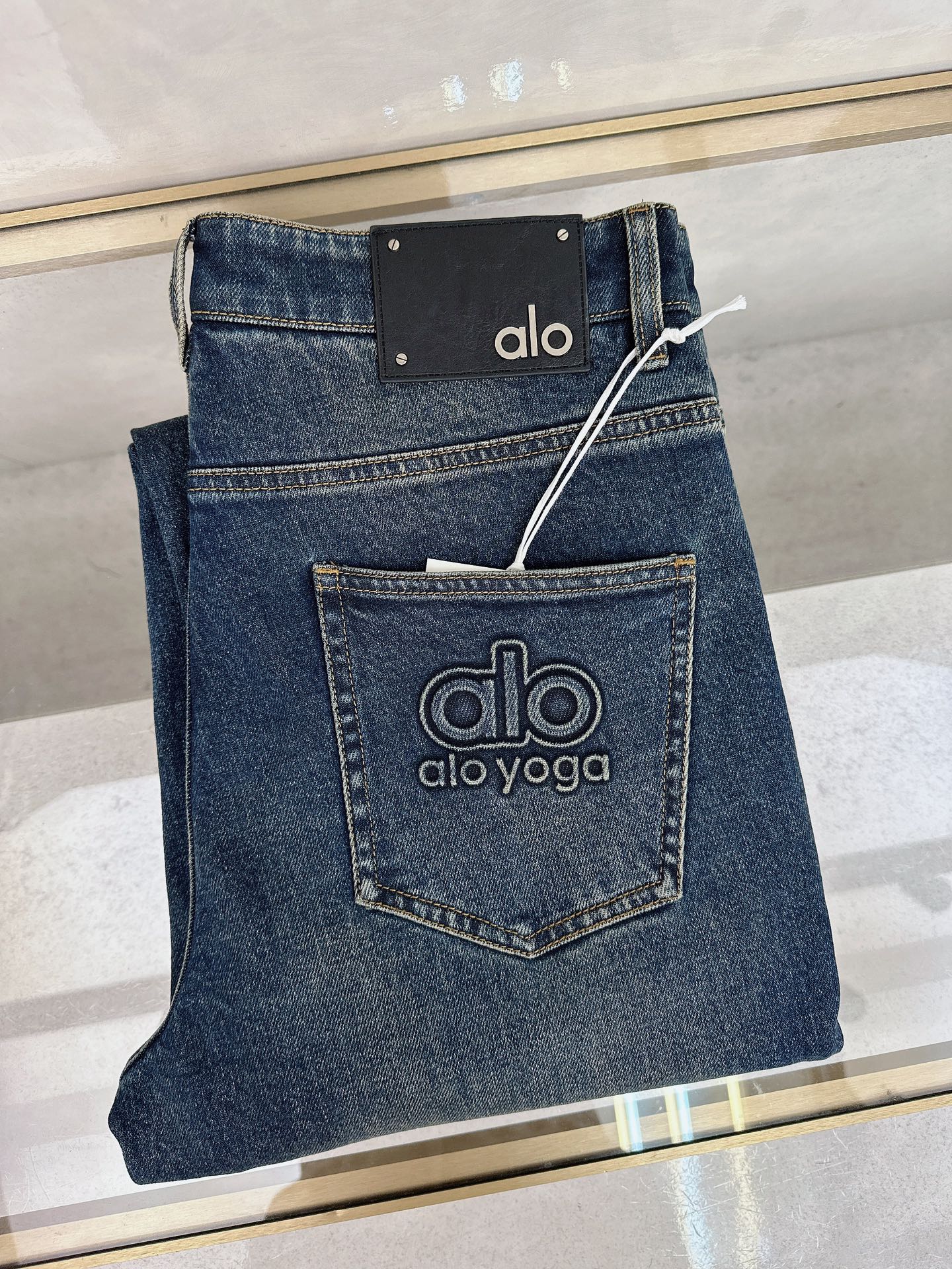 alo 2025秋冬🔥🔥新款现货上市，原单爆款牛仔裤👖超级定制款，原版五金，超级重工工艺，版型超赞👍细节