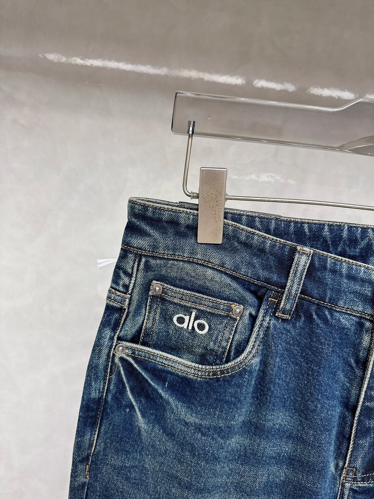 alo 2025秋冬🔥🔥新款现货上市，原单爆款牛仔裤👖超级定制款，原版五金，超级重工工艺，版型超赞👍细节