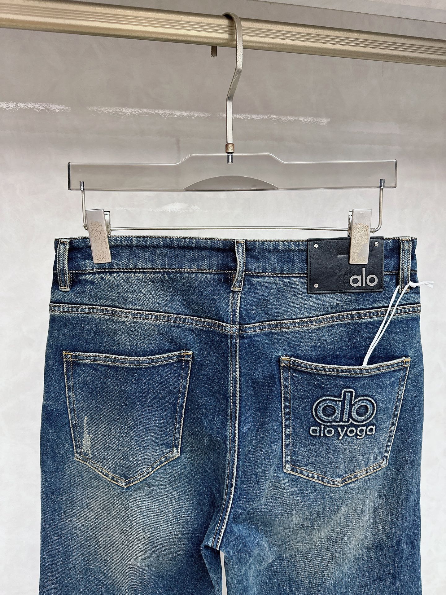 alo 2025秋冬🔥🔥新款现货上市，原单爆款牛仔裤👖超级定制款，原版五金，超级重工工艺，版型超赞👍细节