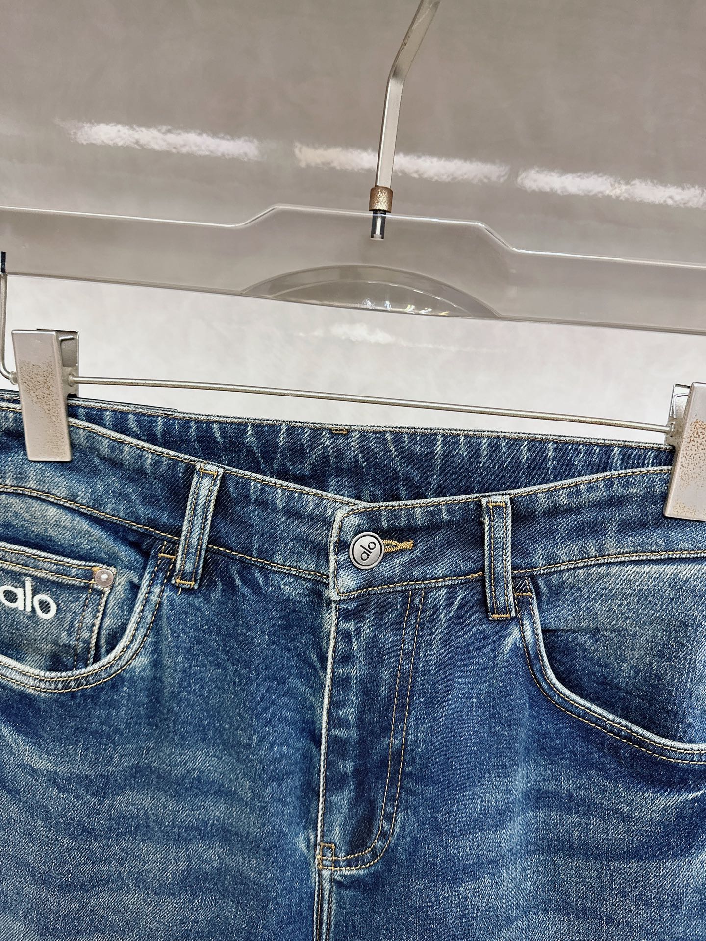 alo 2025秋冬🔥🔥新款现货上市，原单爆款牛仔裤👖超级定制款，原版五金，超级重工工艺，版型超赞👍细节