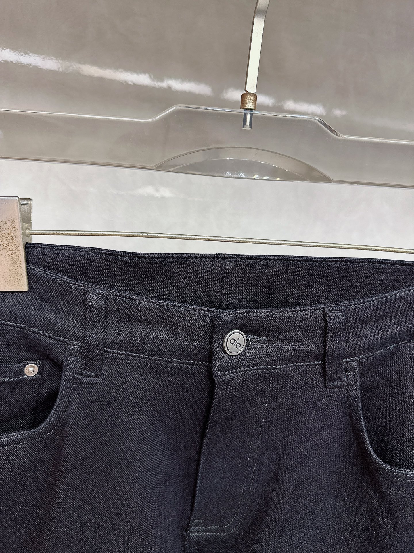 alo 2025秋冬🔥🔥新款现货上市，原单爆款牛仔裤👖超级定制款，原版五金，超级重工工艺，版型超赞👍细节