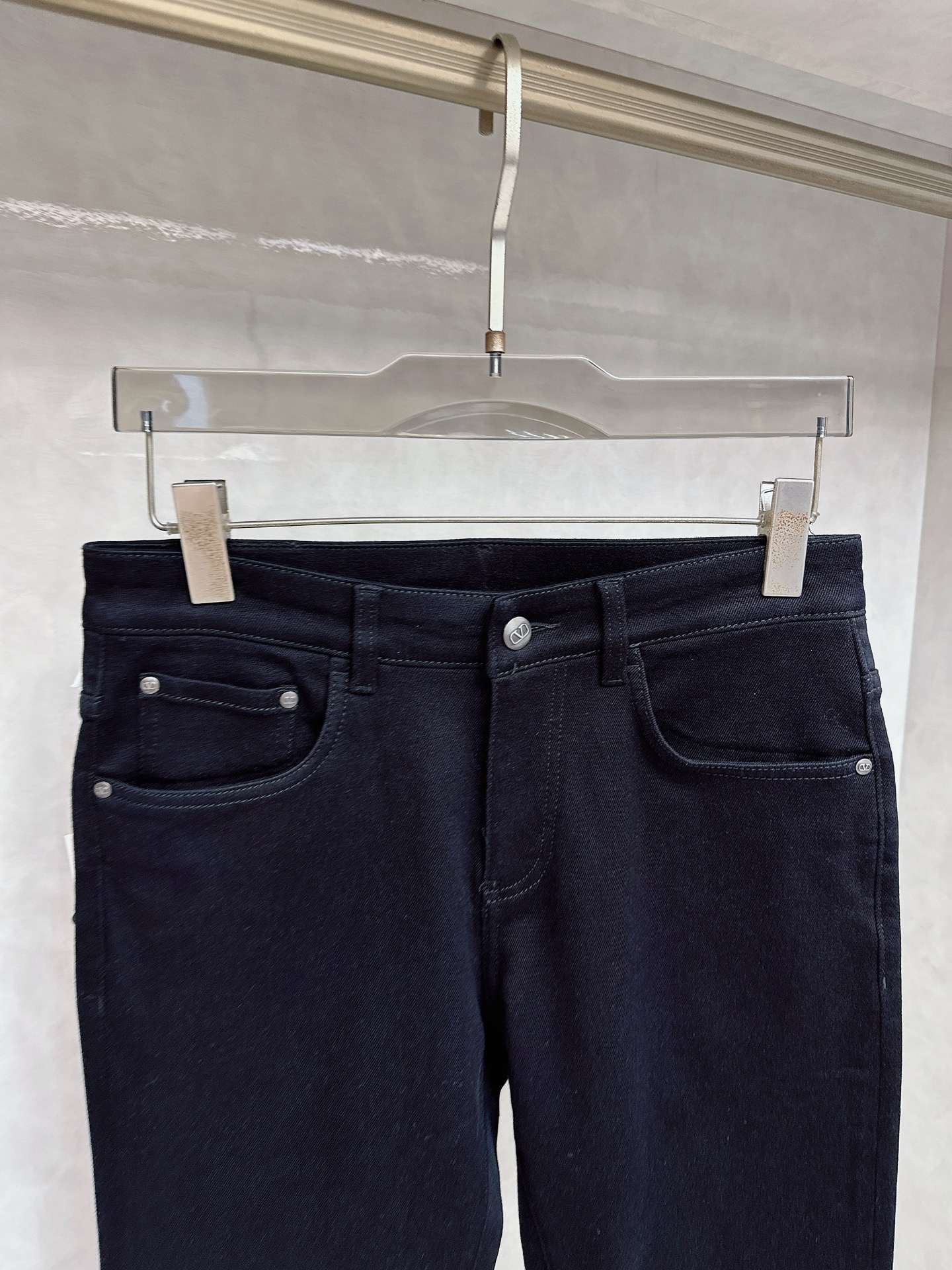 华伦天奴 2025秋冬🔥🔥新款现货上市，原单爆款牛仔裤👖超级定制款，原版五金，超级重工工艺，版型超赞👍细