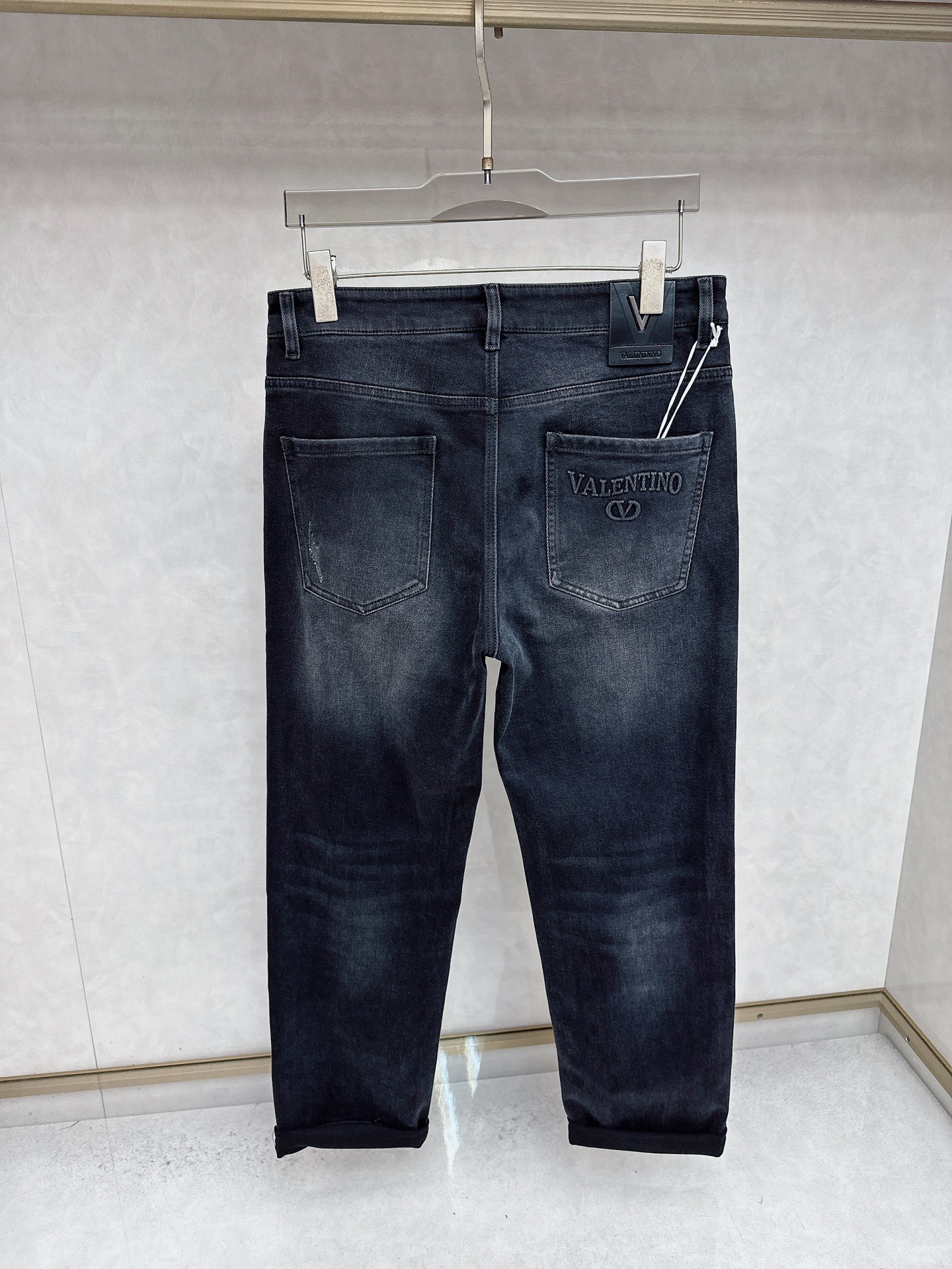 华伦天奴 2025秋冬🔥🔥新款现货上市，原单爆款牛仔裤👖超级定制款，原版五金，超级重工工艺，版型超赞👍细