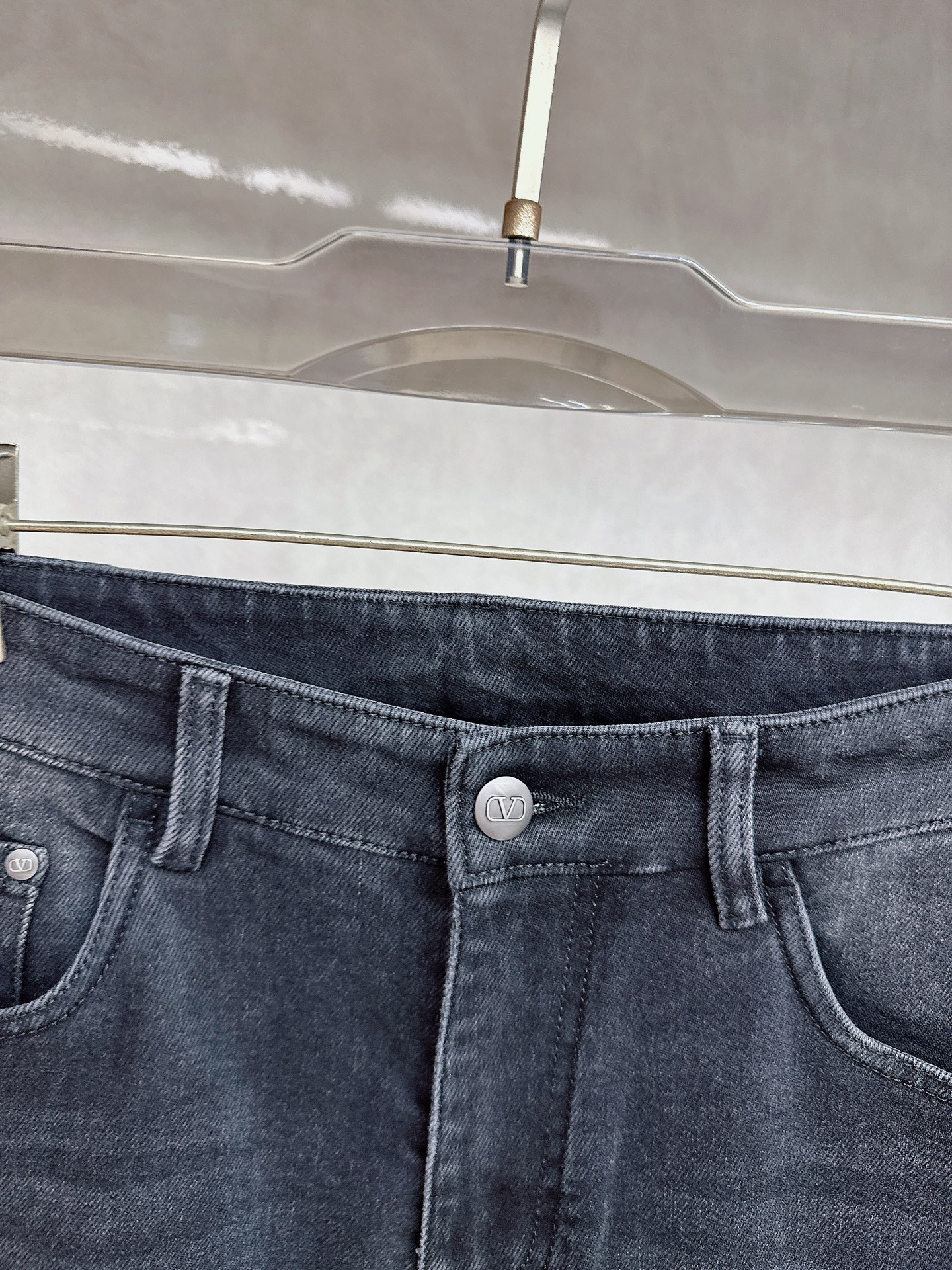 华伦天奴 2025秋冬🔥🔥新款现货上市，原单爆款牛仔裤👖超级定制款，原版五金，超级重工工艺，版型超赞👍细