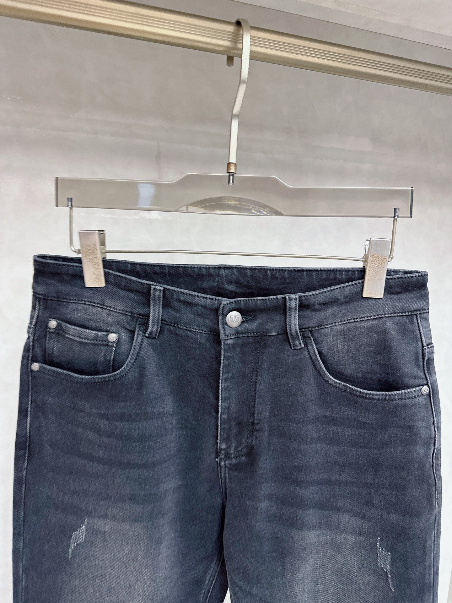 华伦天奴 2025秋冬🔥🔥新款现货上市，原单爆款牛仔裤👖超级定制款，原版五金，超级重工工艺，版型超赞👍细