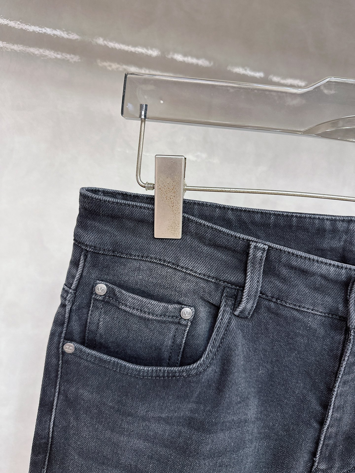 华伦天奴 2025秋冬🔥🔥新款现货上市，原单爆款牛仔裤👖超级定制款，原版五金，超级重工工艺，版型超赞👍细