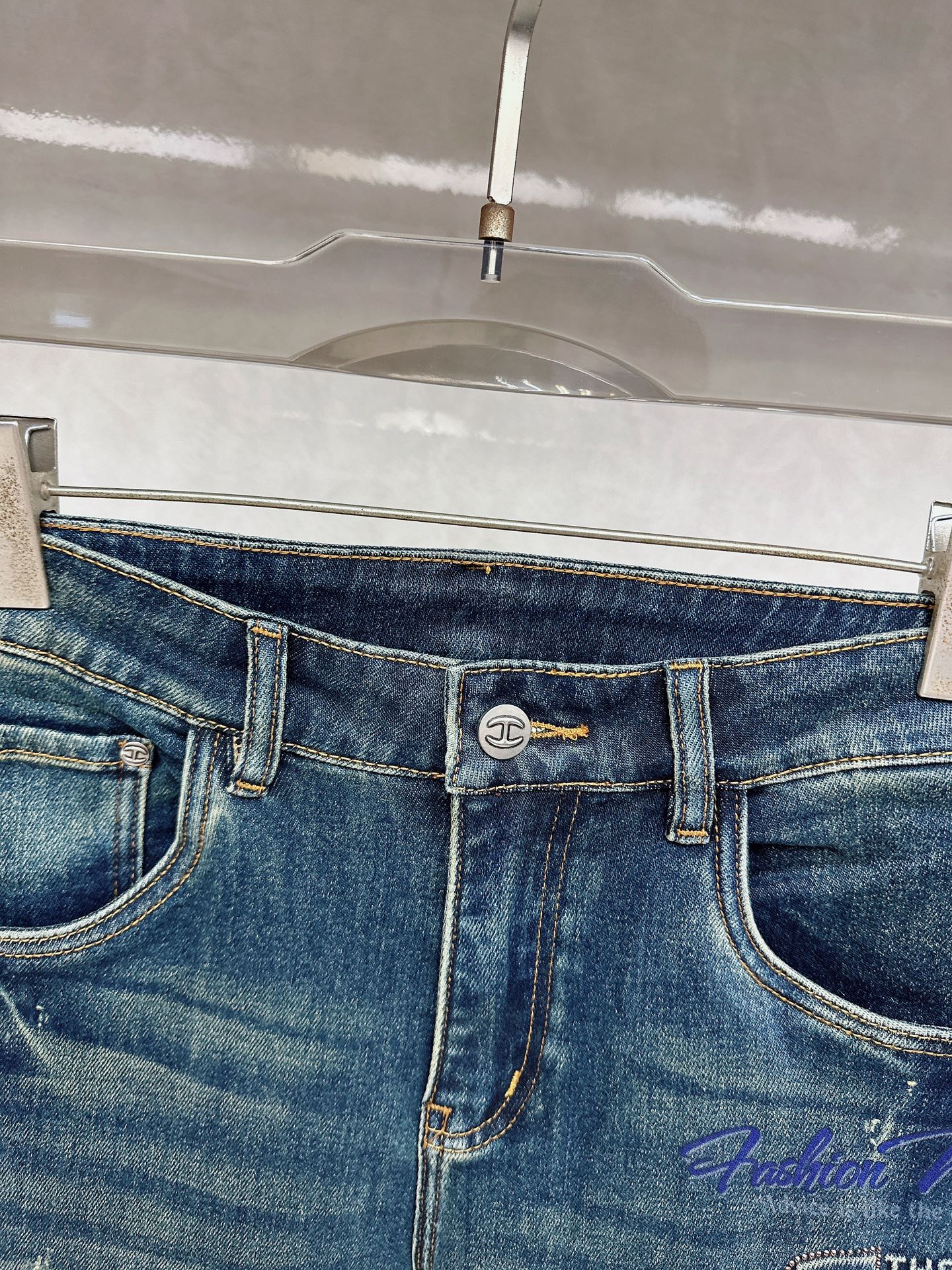 😊 2025秋冬🔥🔥新款现货上市，原单爆款牛仔裤👖超级定制款，原版五金，超级重工工艺，版型超赞👍细节做工