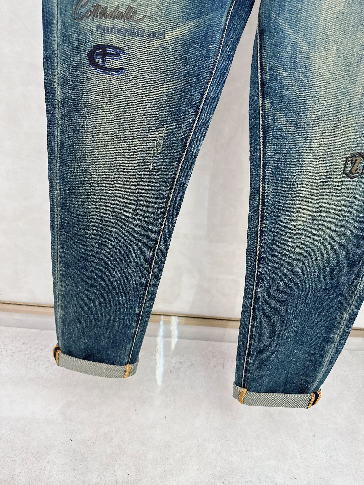 😊 2025秋冬🔥🔥新款现货上市，原单爆款牛仔裤👖超级定制款，原版五金，超级重工工艺，版型超赞👍细节做工