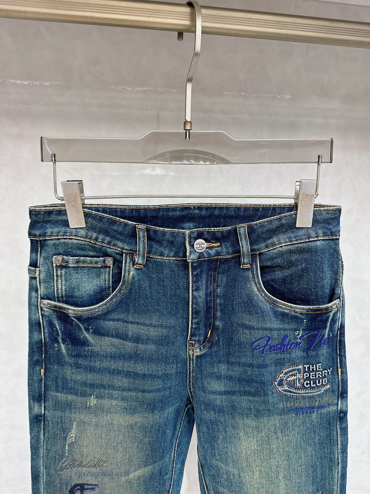 😊 2025秋冬🔥🔥新款现货上市，原单爆款牛仔裤👖超级定制款，原版五金，超级重工工艺，版型超赞👍细节做工