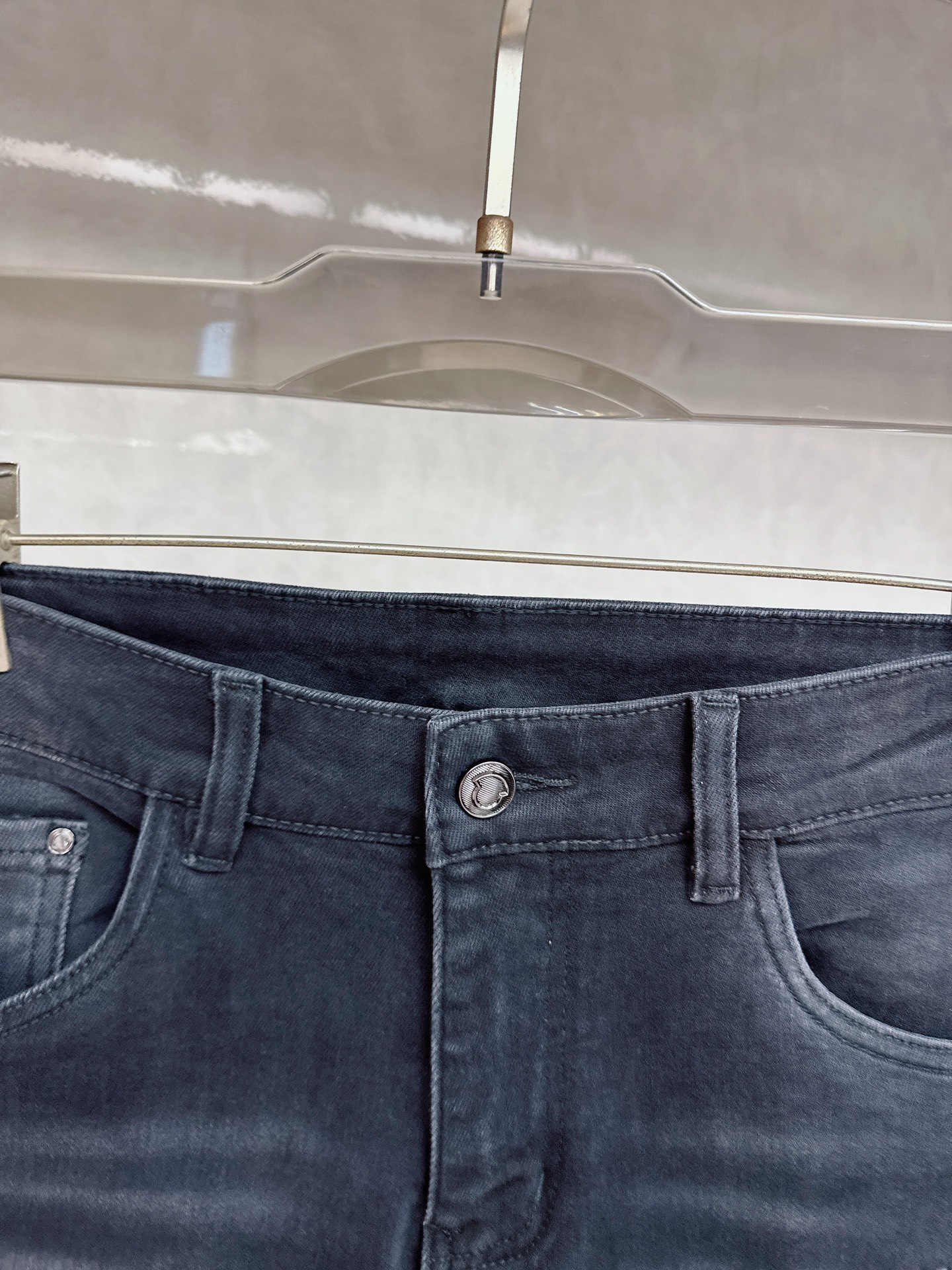 蒙口 2025秋冬🔥🔥新款现货上市，原单爆款牛仔裤👖超级定制款，原版五金，超级重工工艺，版型超赞👍细节做