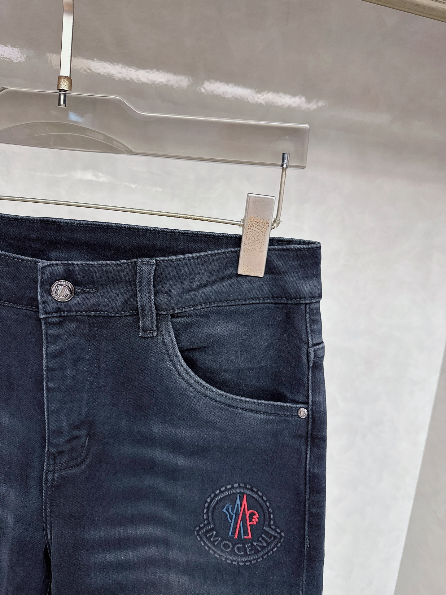 蒙口 2025秋冬🔥🔥新款现货上市，原单爆款牛仔裤👖超级定制款，原版五金，超级重工工艺，版型超赞👍细节做