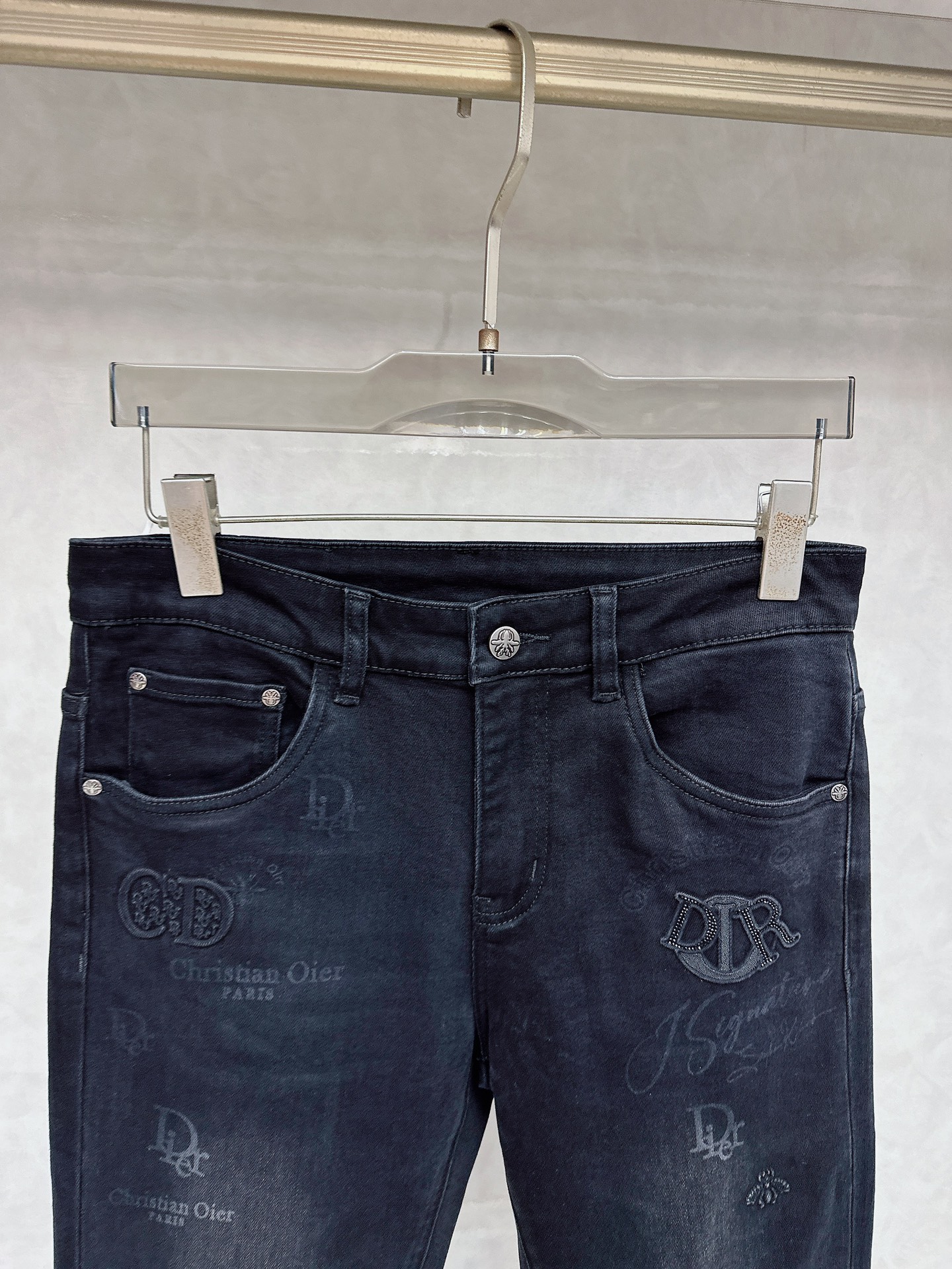 迪奥 2025秋冬🔥🔥新款现货上市，原单爆款牛仔裤👖超级定制款，原版五金，超级重工工艺，版型超赞👍细节做