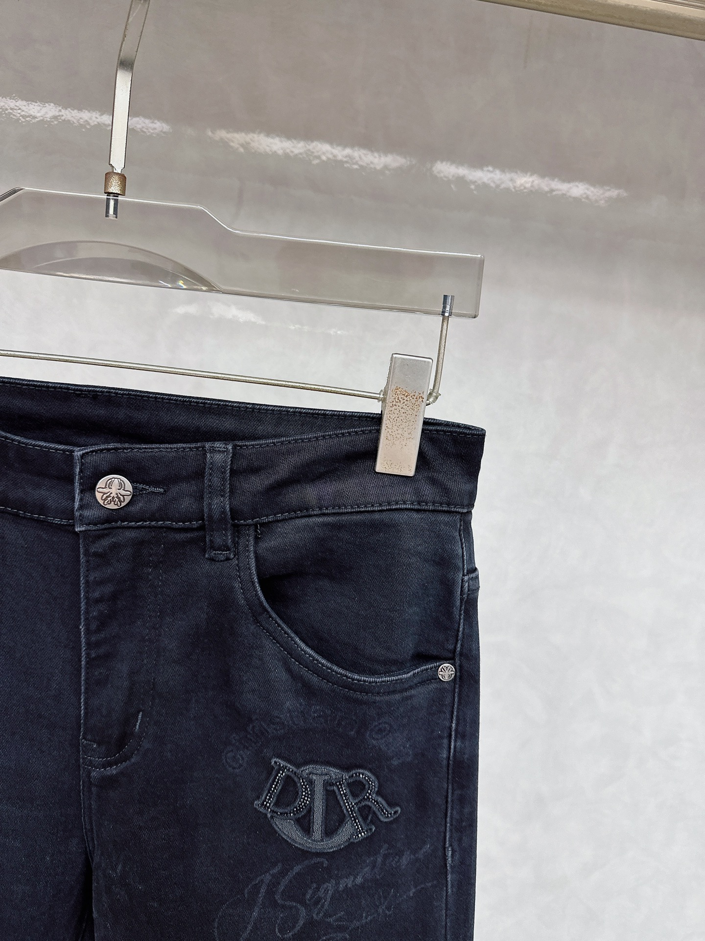 迪奥 2025秋冬🔥🔥新款现货上市，原单爆款牛仔裤👖超级定制款，原版五金，超级重工工艺，版型超赞👍细节做