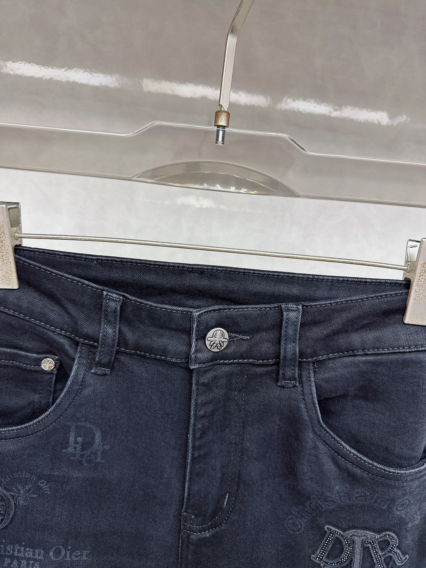 迪奥 2025秋冬🔥🔥新款现货上市，原单爆款牛仔裤👖超级定制款，原版五金，超级重工工艺，版型超赞👍细节做