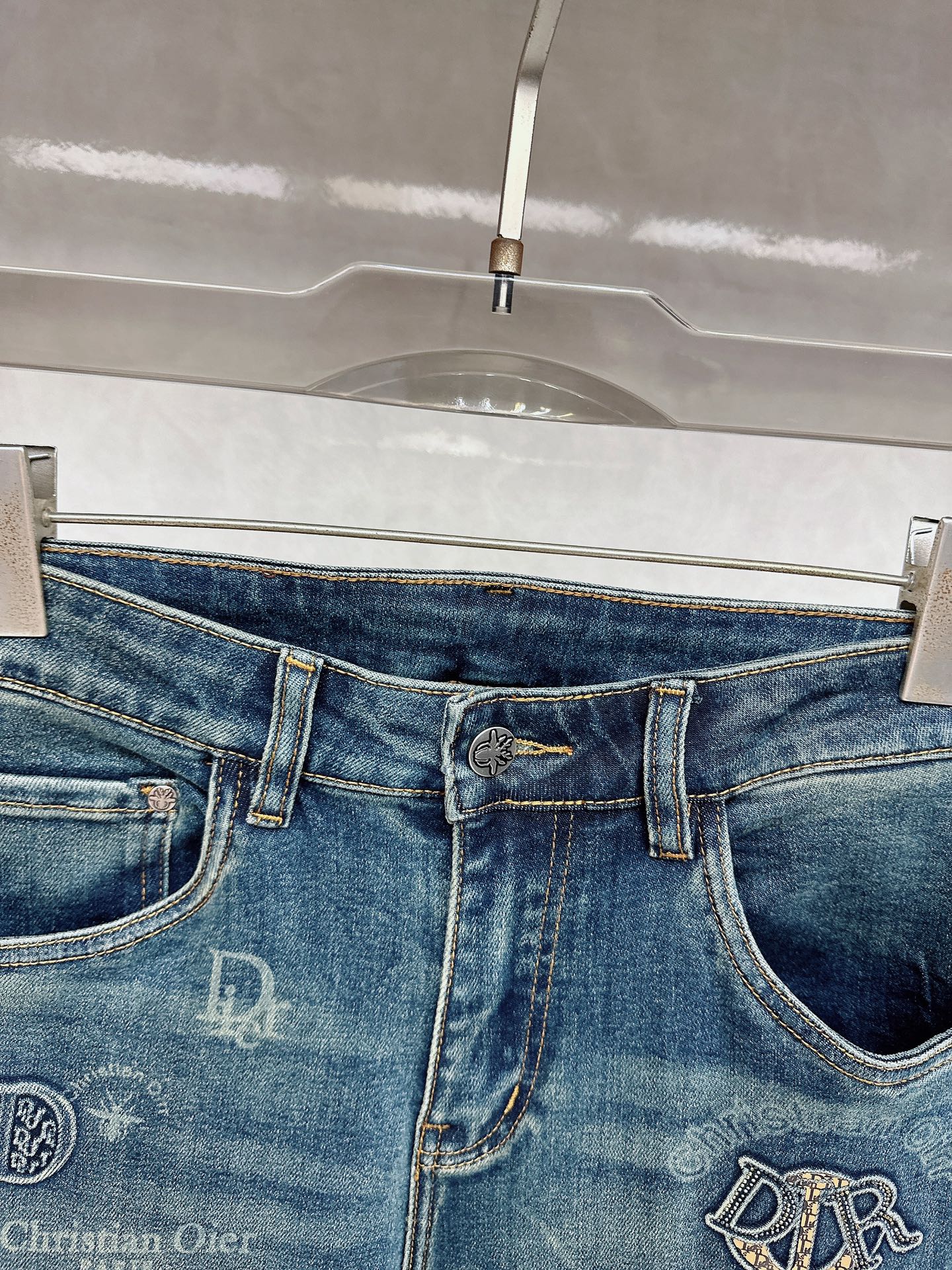 迪奥 2025秋冬🔥🔥新款现货上市，原单爆款牛仔裤👖超级定制款，原版五金，超级重工工艺，版型超赞👍细节做