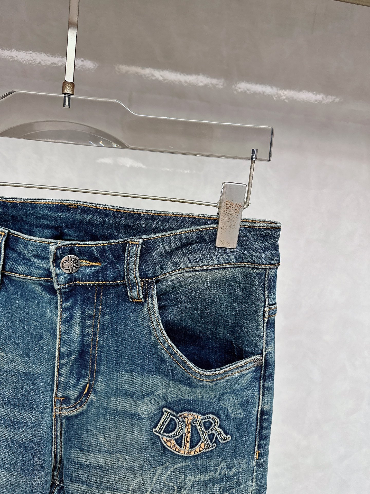 迪奥 2025秋冬🔥🔥新款现货上市，原单爆款牛仔裤👖超级定制款，原版五金，超级重工工艺，版型超赞👍细节做