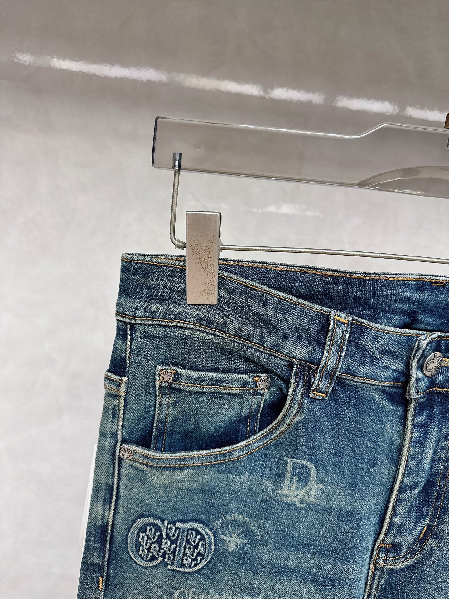 迪奥 2025秋冬🔥🔥新款现货上市，原单爆款牛仔裤👖超级定制款，原版五金，超级重工工艺，版型超赞👍细节做