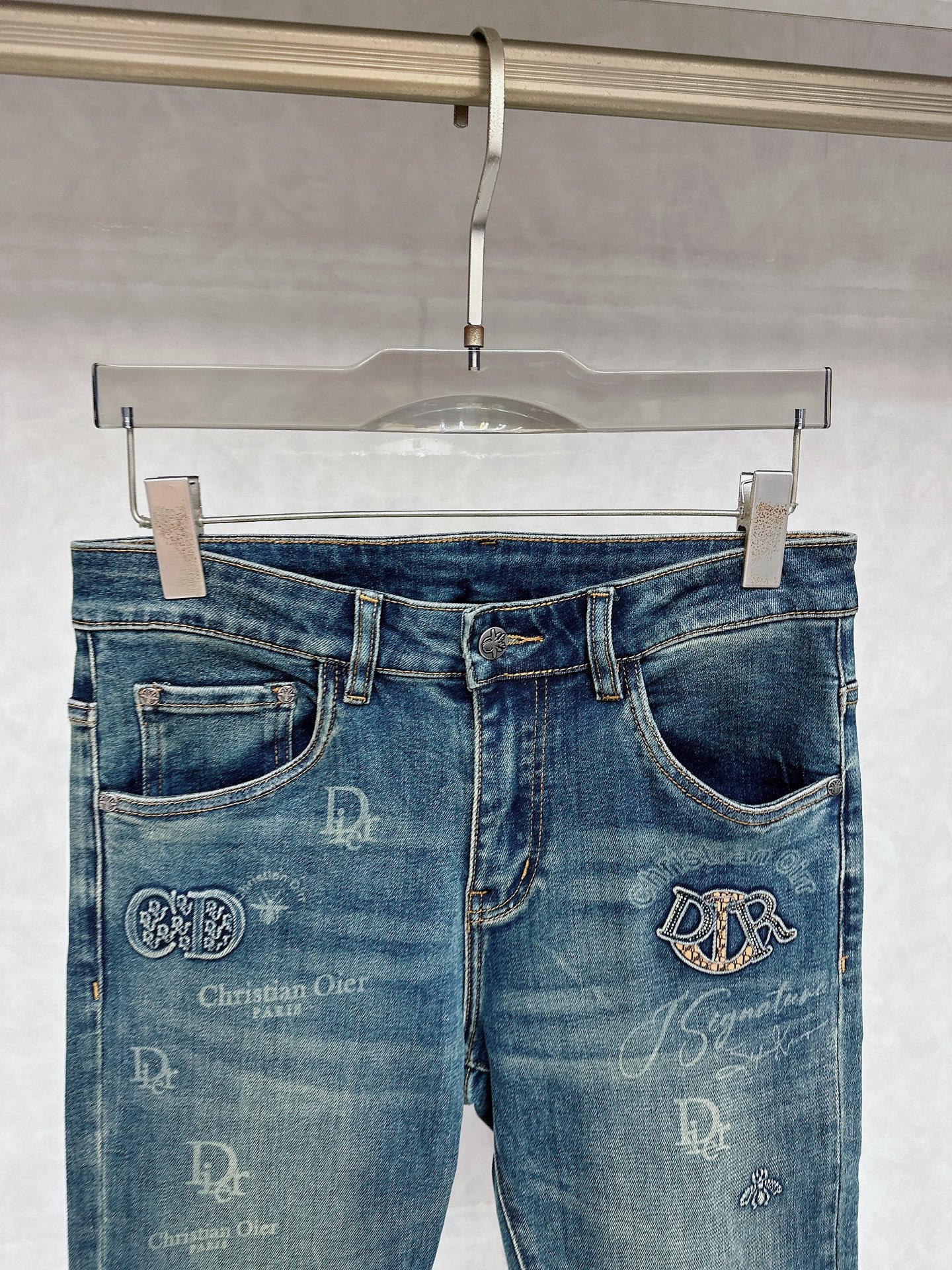 迪奥 2025秋冬🔥🔥新款现货上市，原单爆款牛仔裤👖超级定制款，原版五金，超级重工工艺，版型超赞👍细节做