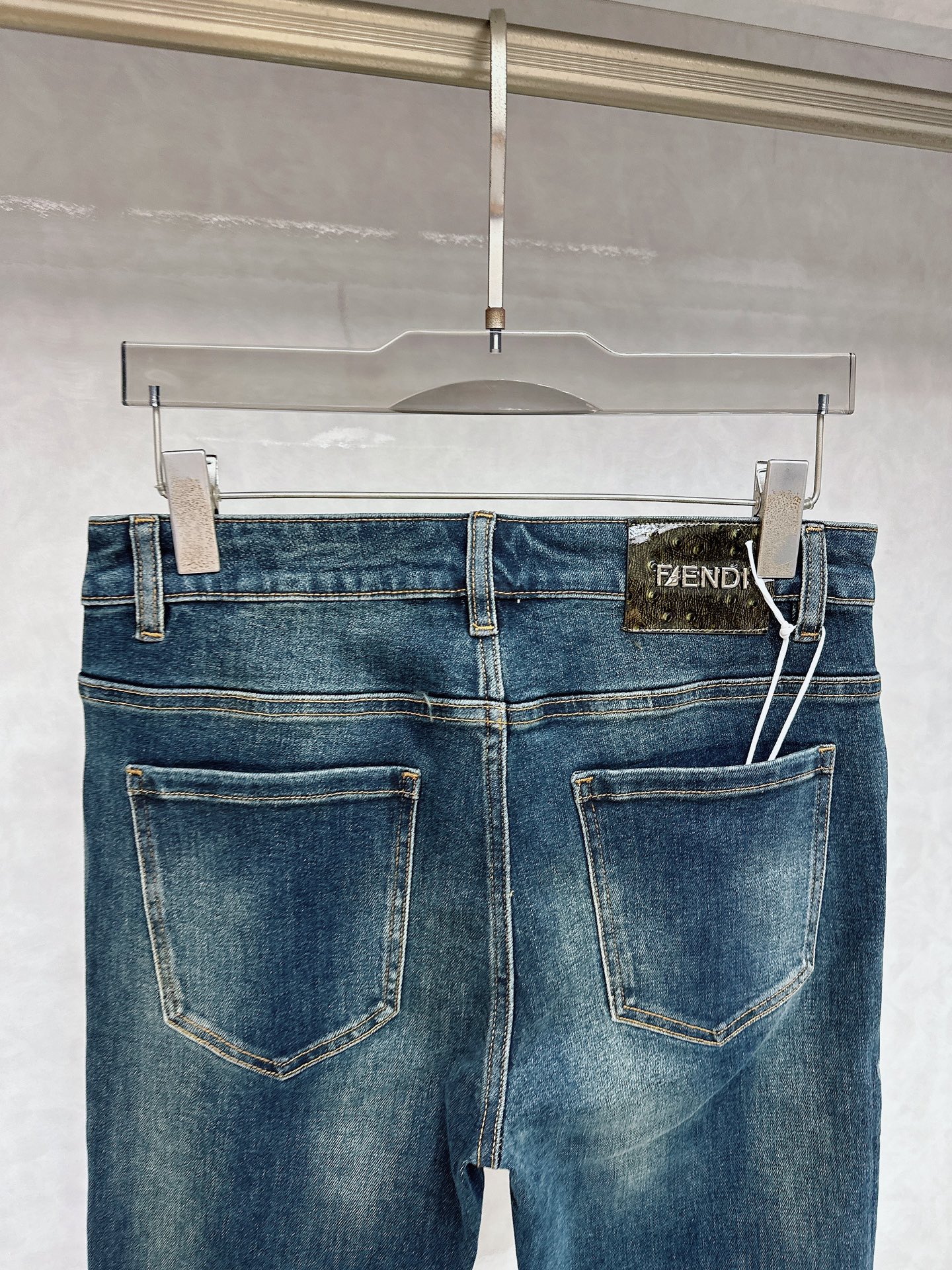 芬迪 2025秋冬🔥🔥新款现货上市，原单爆款牛仔裤👖超级定制款，原版五金，超级重工工艺，版型超赞👍细节做