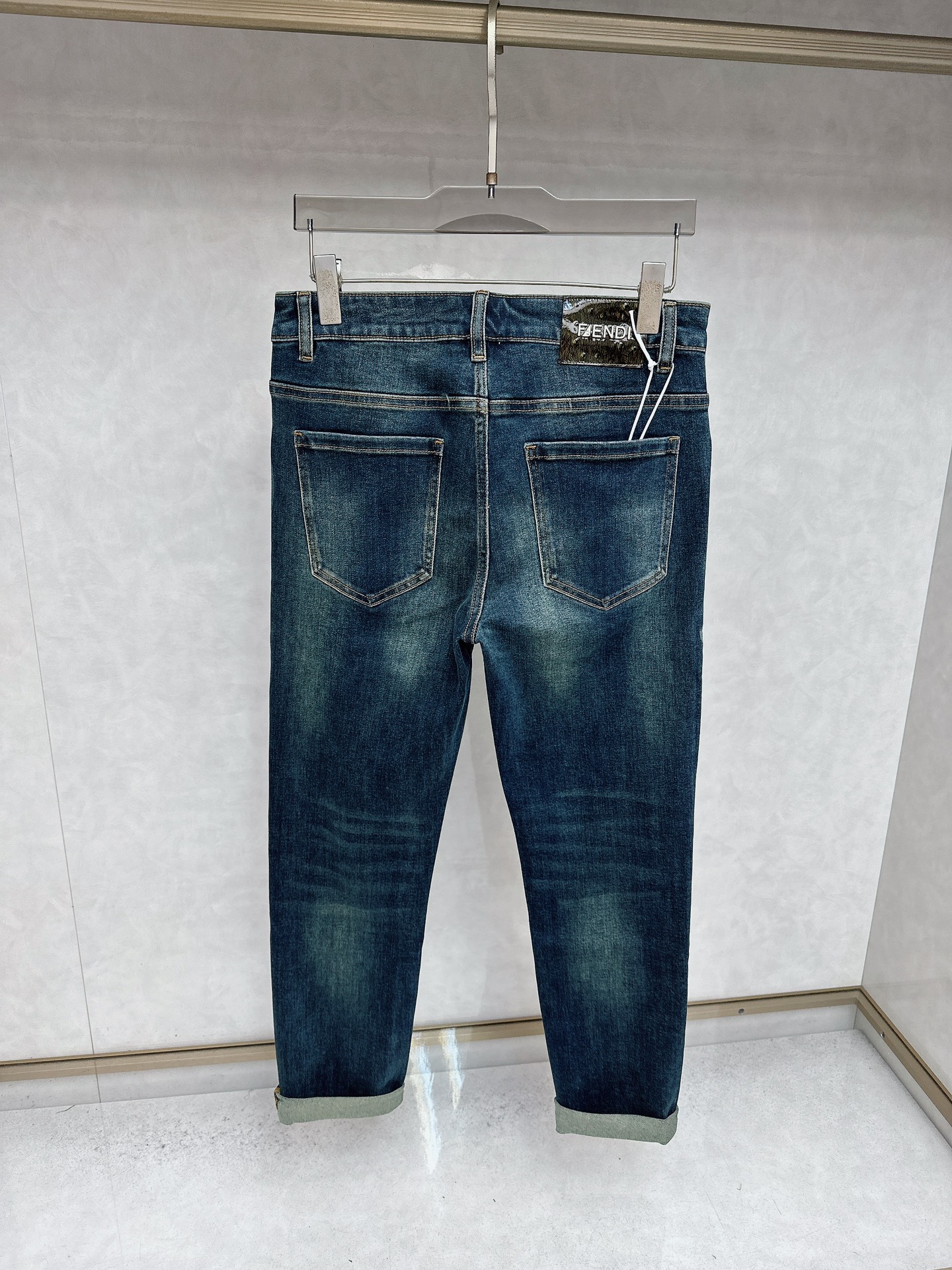 芬迪 2025秋冬🔥🔥新款现货上市，原单爆款牛仔裤👖超级定制款，原版五金，超级重工工艺，版型超赞👍细节做