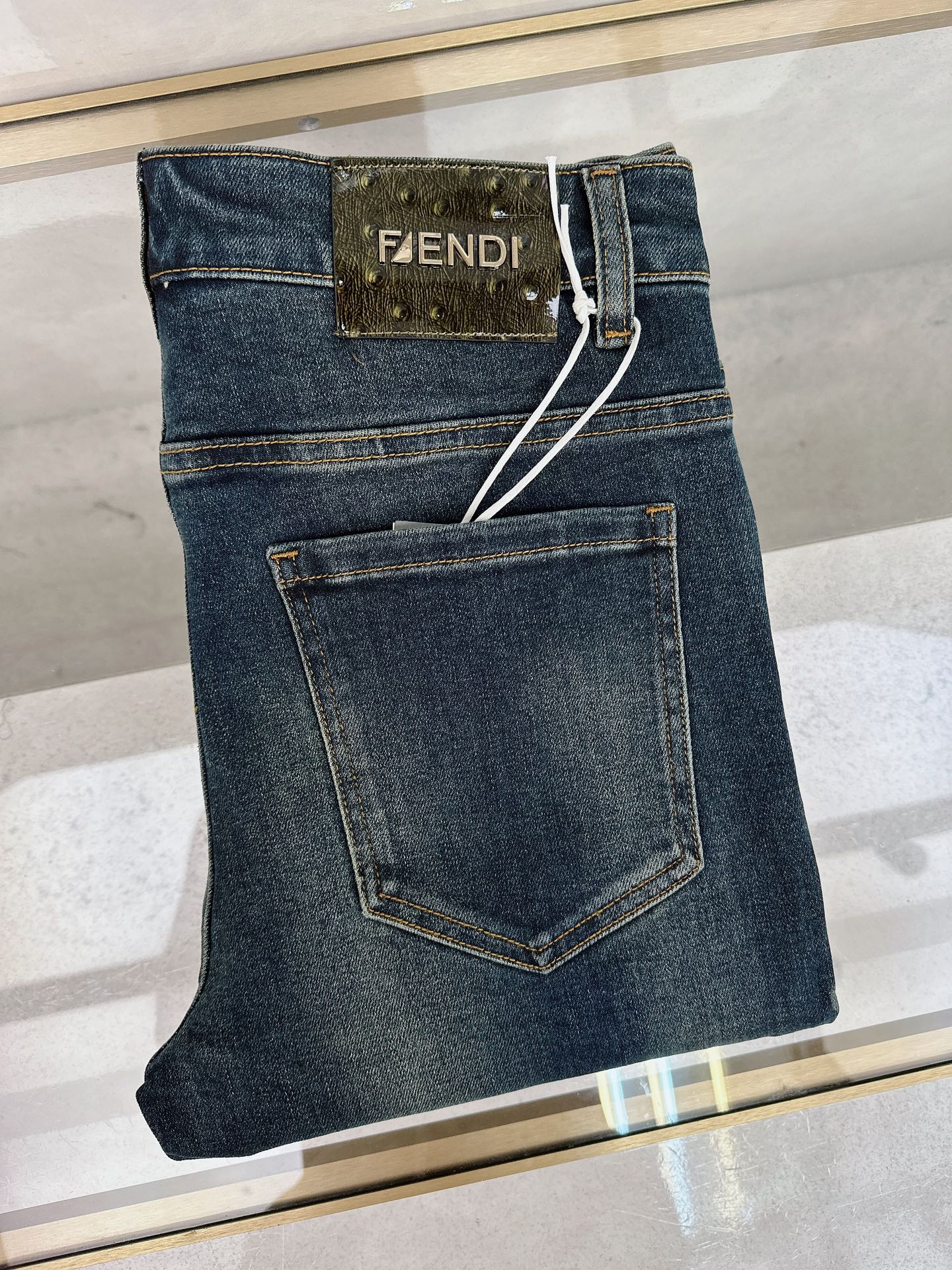 芬迪 2025秋冬🔥🔥新款现货上市，原单爆款牛仔裤👖超级定制款，原版五金，超级重工工艺，版型超赞👍细节做