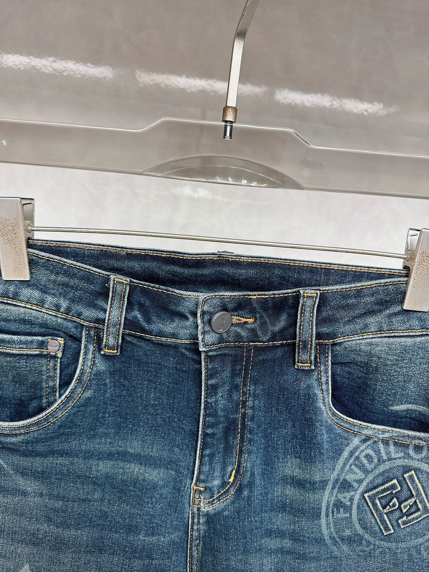 芬迪 2025秋冬🔥🔥新款现货上市，原单爆款牛仔裤👖超级定制款，原版五金，超级重工工艺，版型超赞👍细节做