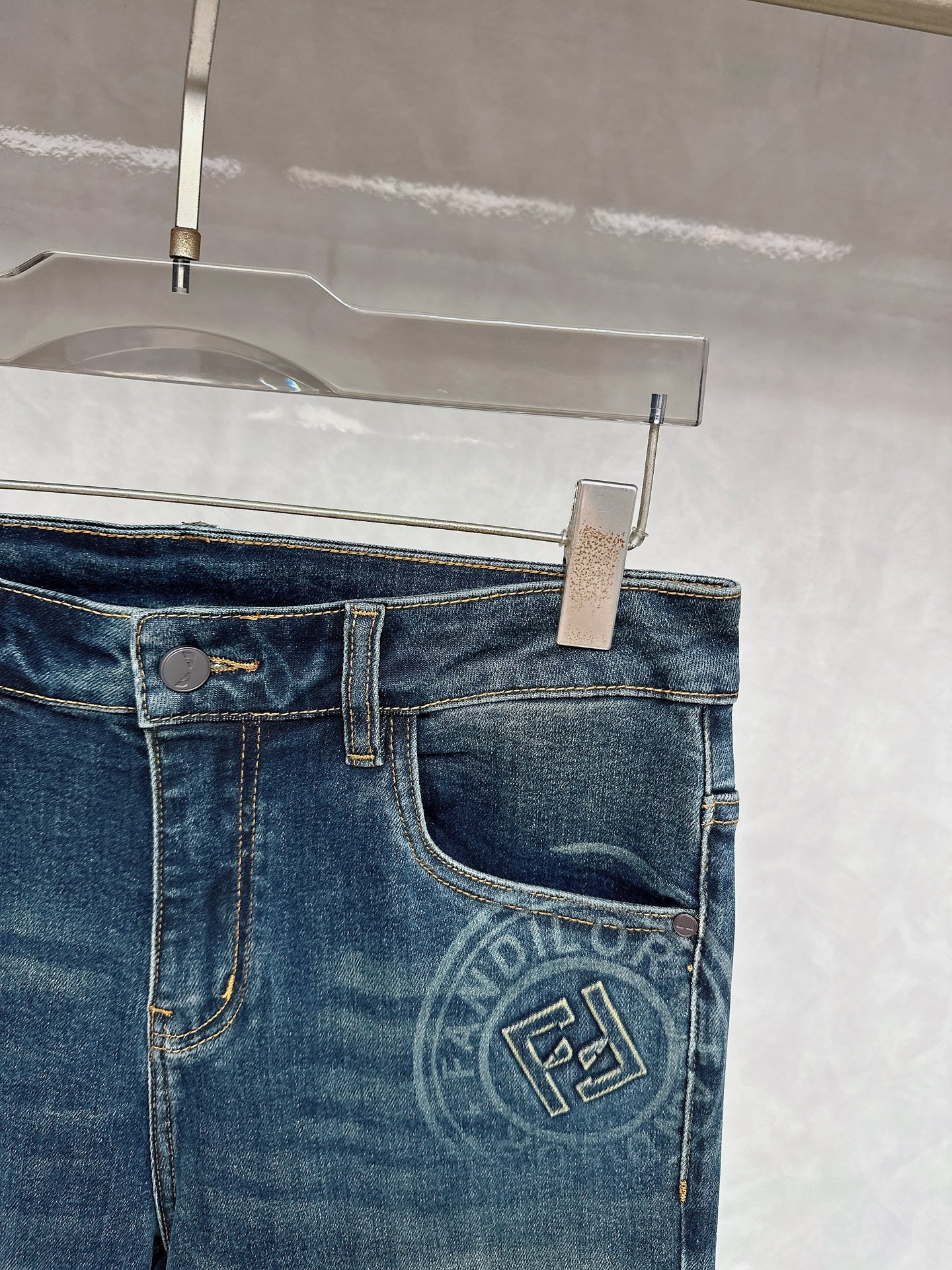 芬迪 2025秋冬🔥🔥新款现货上市，原单爆款牛仔裤👖超级定制款，原版五金，超级重工工艺，版型超赞👍细节做