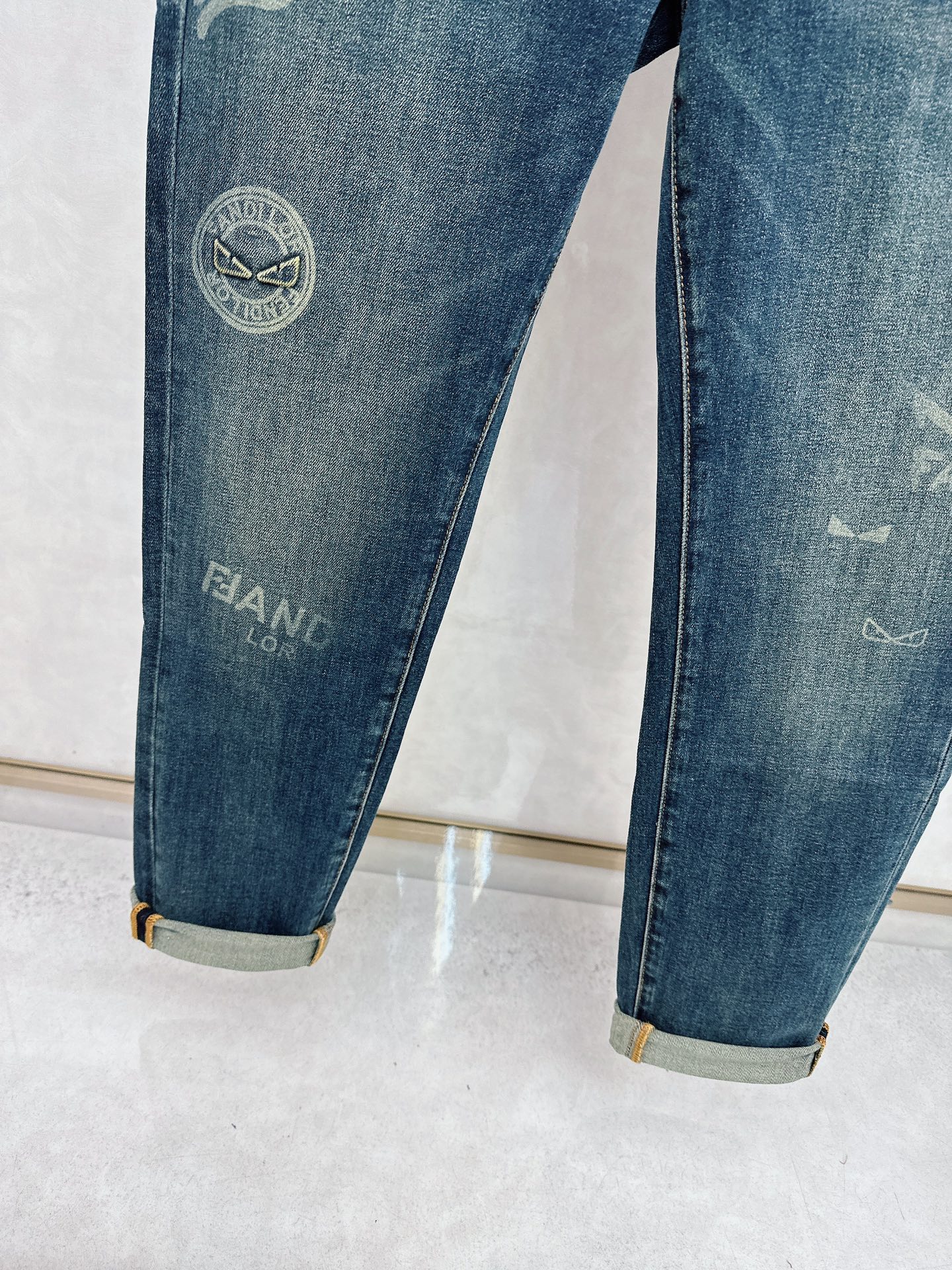 芬迪 2025秋冬🔥🔥新款现货上市，原单爆款牛仔裤👖超级定制款，原版五金，超级重工工艺，版型超赞👍细节做