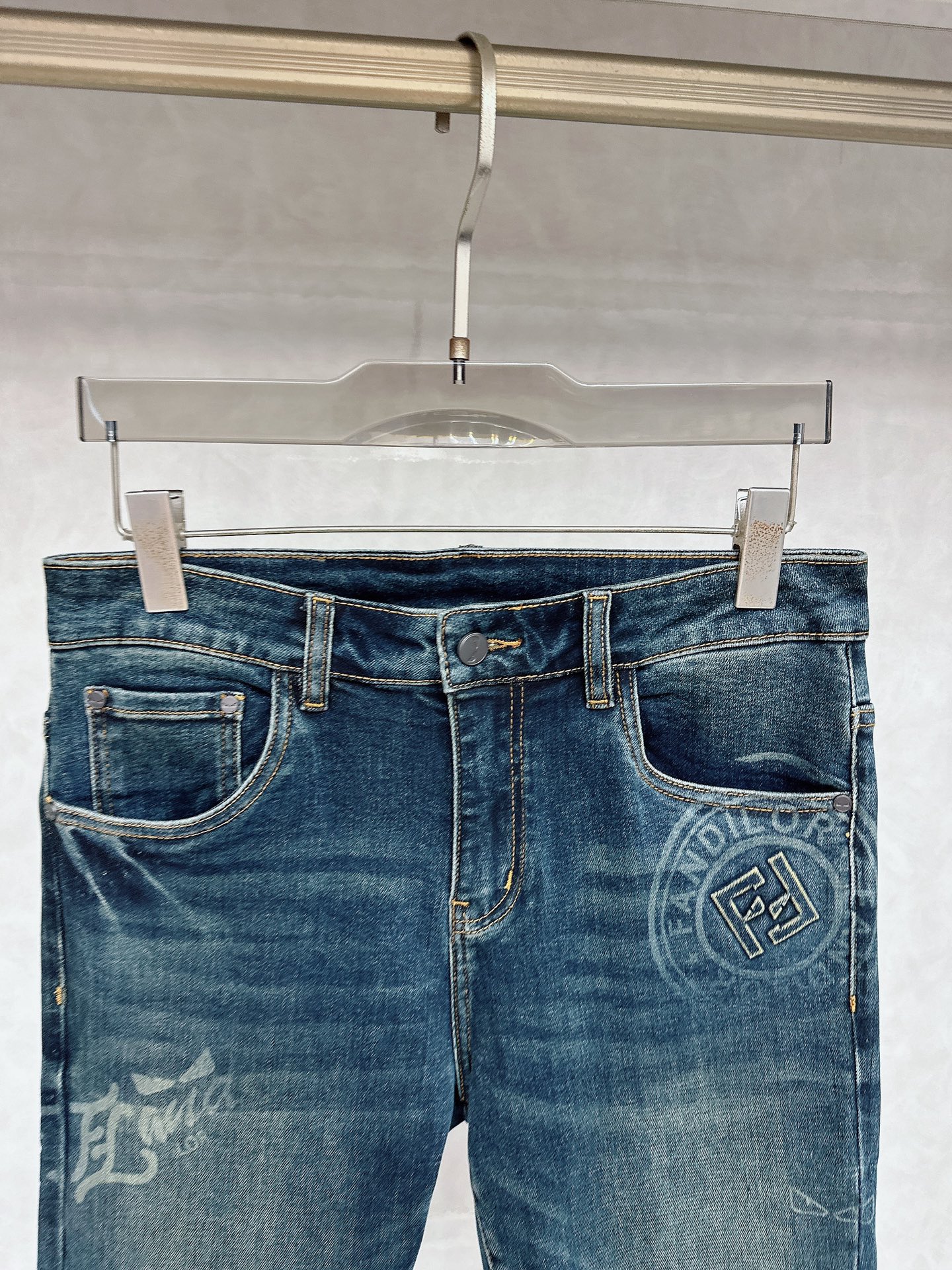 芬迪 2025秋冬🔥🔥新款现货上市，原单爆款牛仔裤👖超级定制款，原版五金，超级重工工艺，版型超赞👍细节做