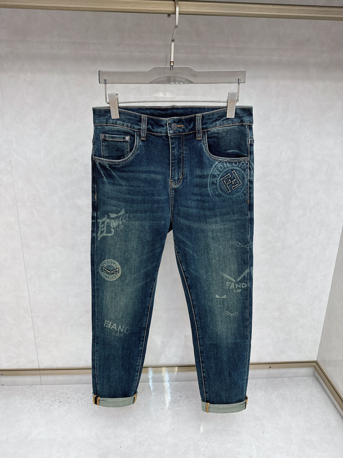 芬迪 2025秋冬🔥🔥新款现货上市，原单爆款牛仔裤👖超级定制款，原版五金，超级重工工艺，版型超赞👍细节做