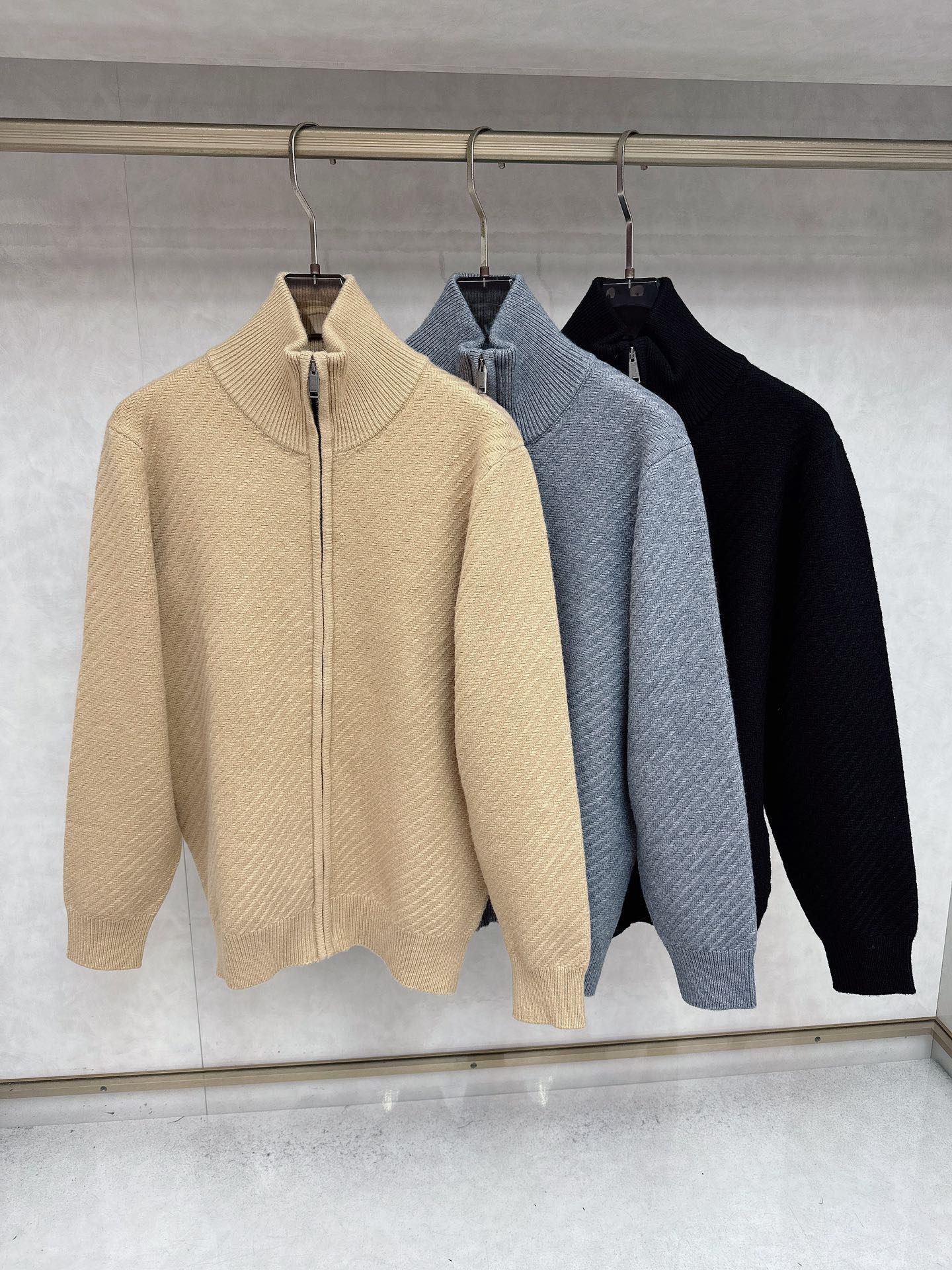 NO:550446,Brioni 2025SS lapel knitted long-sleeved sweater, a classic basic knitted style of high-end luxury and platinum grade. The whole body design perfectly integrates Italian aesthetics, and inherits the genes of the bri family. It takes the minimalist route, both solemn and harmonious, and conforms to the modern urban aesthetics. The Italian old-fashioned workshop ready-to-wear process is fixed and dyed. It is extremely luxurious and special material, and the fabric attributes are all superior. It is treated with merceration technology. The fabric has extremely high gloss, the mesh structure is delicate and natural, and the comfort and breathability are perfect. The touch experience is self-evident, and the ultimate luxury enjoyment!  Size M-3XL, sweaters, alexander wang19860909Brioni 2025SS翻领针织长袖毛衣,高端奢华且白金级的一款经典基础款针织.通体的设计完美融合意式美学,且传承了bri家族的基因,走极简主义的路线,亦庄亦谐,符合现代都市审美,意大利老牌工坊成衣工序定织定染,极为奢华特殊的材质,面料属性皆为上乘,采用丝光工艺处理,面料光泽度极高,网眼结构细腻自然,舒适性与透气性完美兼备,触感体验不言而喻,奢华极致享受！尺码M-3XL,,sweaters,alexander wang,Men's clothing