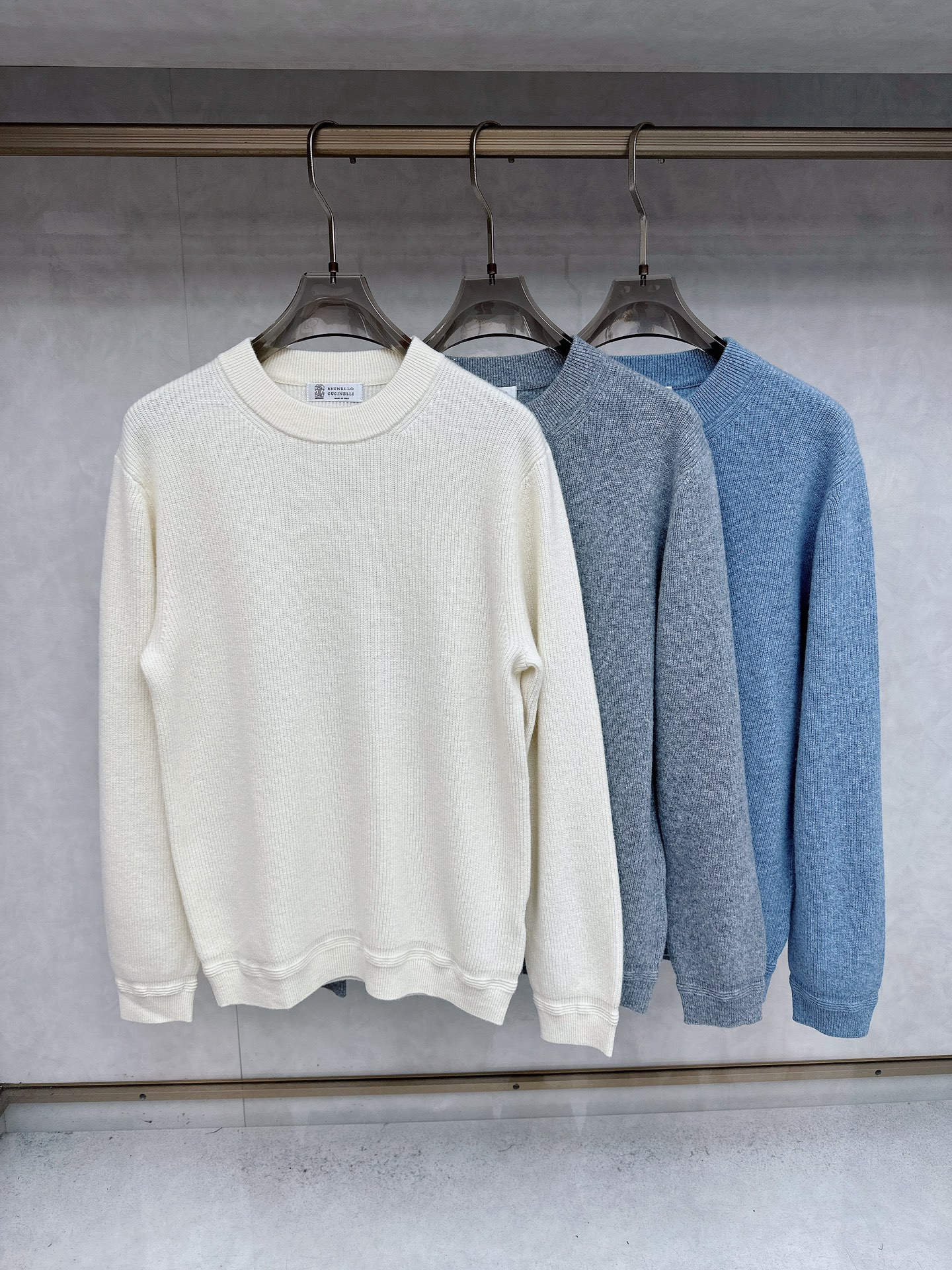 NO:550448,BrunelloCucinelliBrunello.  Cucinelli BC 2025ss autumn and winter new yak velvet knitted sweater, American classic design, basic colors can't go wrong without any mistakes. This basic style is the key point. It looks good in single layering, beautiful and more durable. Fall and winter layering is super high-end, daily casual and versatile. Size M-3XL, brunello cucinelli, sweaters, alexander wang19860909BrunelloCucinelli布鲁内洛．库奇内利 BC 2025ss秋冬新品牦牛绒针织毛衣,美式穿搭经典设计 基础色随意搭配都不会出错 这种基础款版型是重点 单穿叠穿都好看 美观的同时更经久耐穿 秋冬叠穿超高级,日常休闲百搭.尺码M-3XL,,brunello cucinelli,sweaters,alexander wang,Men's clothing