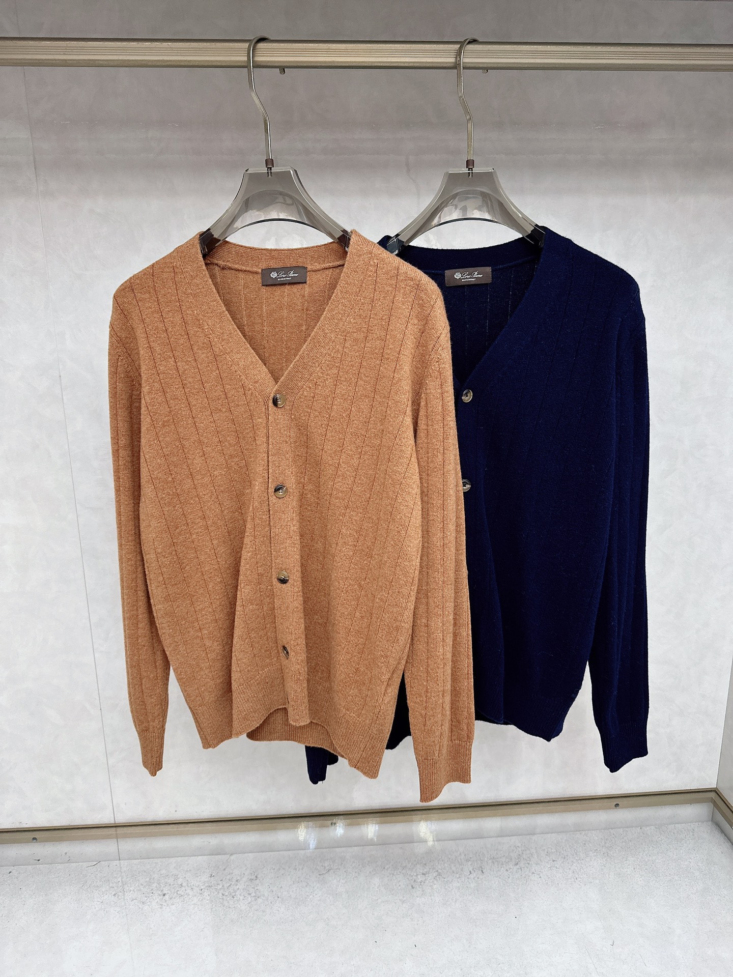 NO:550450,LP Loro Piano2025SS new autumn and winter knitted V-neck cardigan sweater has a classic design and great appearance, and the quality is impeccable. Quality control can be purchased directly. It is a high-end product that cannot be faulted! You can feel its powerful aura through the detailed pictures. It has a remarkable effect of gathering heat and keeping warm, so you don’t have to worry about getting a little chilly! Both fashionable and functional, the whole style looks more luxurious! Size M-3XL,,loro piana,loro piana,sweaters,alexander wang19860909LP Loro Piano2025SS秋冬新款针织V领开衫毛衣 经典设计感与颜值爆棚,品质更是无法挑剔品控可以直接入手,不容过错的高端臻品！通过细节图片便可感受到它强悍的气场,聚温保暖效果显著,完全不用担心会有一点寒意！时尚与功能性兼备,整款显得更加的奢华大气！尺码M-3XL,,loro piana,loro piana,sweaters,alexander wang,Men's clothing