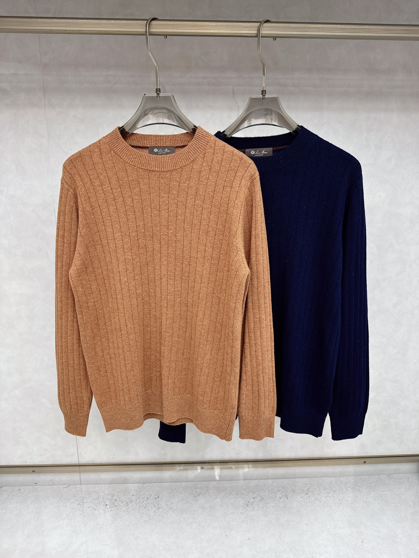 NO:550428,LP Loropiana round-neck knit sweater, knitted fabric has excellent texture, soft and smooth touch, and excellent skin-friendly. It seems to be wrapped gently when worn, and it has a good drape, making the overall shape more elegant and casual. The classic round-neck design has simple and smooth lines, fitting the neck curve without any sense of restraint. It can cleverly modify the neck lines and add a sense of exquisiteness and ability to the overall shape. The body adopts exquisite knitting technology, with delicate texture and layering. Under the light, it can present a low-key and high-end luster, showing a luxurious texture. Size M-3XL, loro piano, loro piano, sweaters, alexander wang19860909LP Loropiana 圆领针织衫毛衣,针织面料质感上乘,触感柔软顺滑,亲肤性极佳,穿着时仿佛被温柔包裹,同时兼具良好的垂坠感,让整体造型更显优雅随性.经典圆领设计,线条简洁流畅,贴合颈部曲线却毫无束缚感,能巧妙修饰颈部线条,为整体造型增添一份精致与干练.衣身采用精湛的针织工艺,纹理细腻且富有层次感,在光线映衬下,可呈现出低调而高级的光泽,尽显奢华质感.尺码M-3XL,,loro piana,loro piana,sweaters,alexander wang,Men's clothing