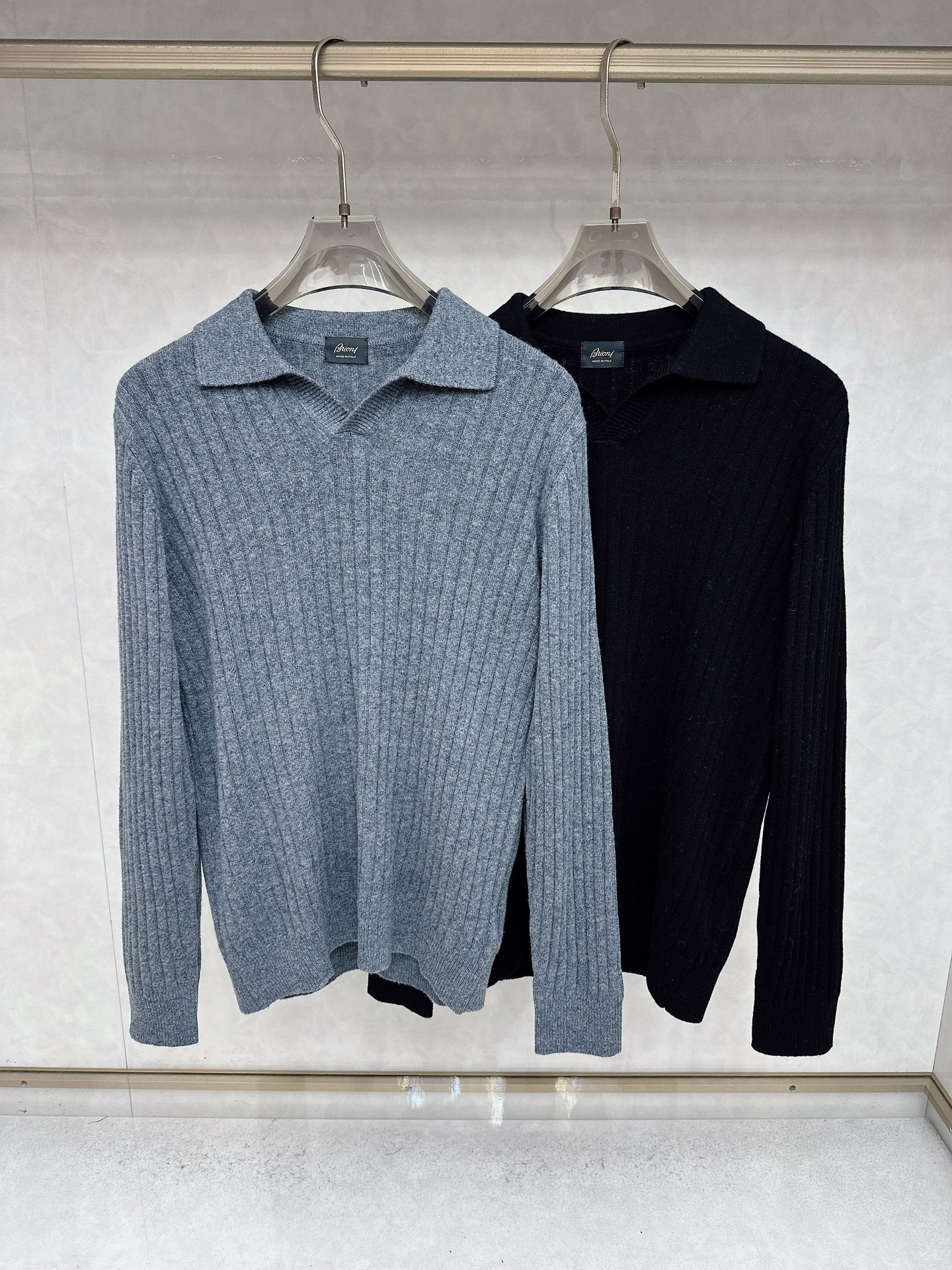 NO:550433,Brioni 2025SS lapel knitted long-sleeved sweater, a classic basic knitted style of high-end luxury and platinum grade. The whole body design perfectly integrates Italian aesthetics, and inherits the genes of the bri family. It takes the minimalist route, both solemn and harmonious, and conforms to the modern urban aesthetics. The Italian old-fashioned workshop ready-to-wear process is fixed and dyed. It is extremely luxurious and special material, and the fabric attributes are all superior. It is treated with merceration technology. The fabric has extremely high gloss, the mesh structure is delicate and natural, and the comfort and breathability are perfect. The touch experience is self-evident, and the ultimate luxury enjoyment!  Size M-3XL, sweaters, alexander wang19860909Brioni 2025SS翻领针织长袖毛衣,高端奢华且白金级的一款经典基础款针织.通体的设计完美融合意式美学,且传承了bri家族的基因,走极简主义的路线,亦庄亦谐,符合现代都市审美,意大利老牌工坊成衣工序定织定染,极为奢华特殊的材质,面料属性皆为上乘,采用丝光工艺处理,面料光泽度极高,网眼结构细腻自然,舒适性与透气性完美兼备,触感体验不言而喻,奢华极致享受！尺码M-3XL,,sweaters,alexander wang,Men's clothing