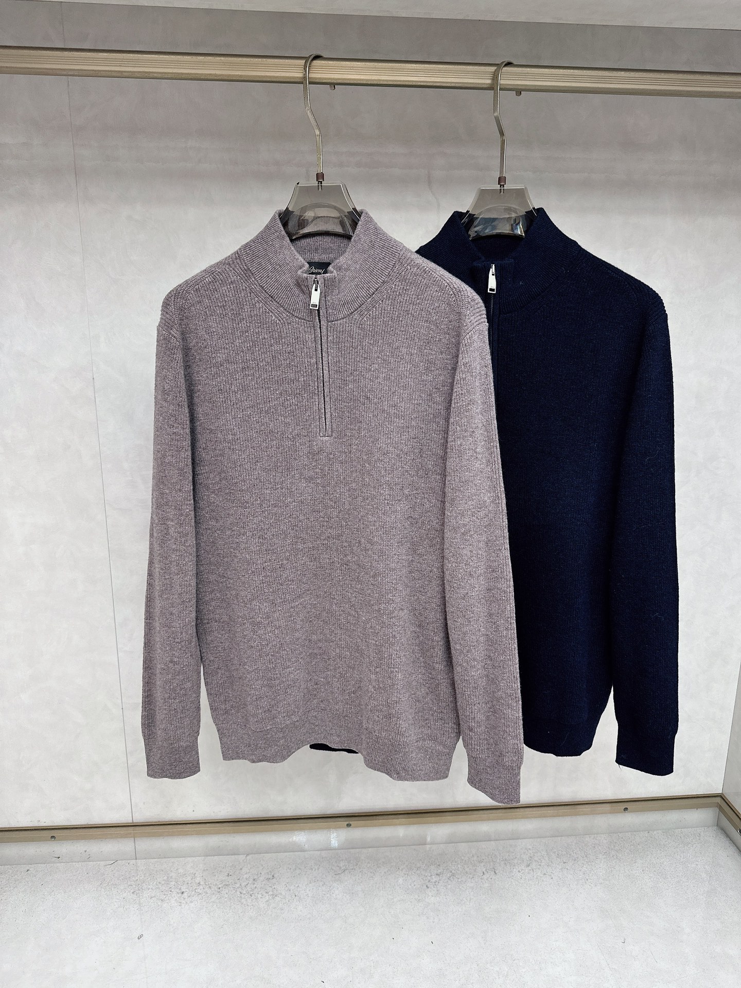 NO:550436,Brioni half-zipper sweater, men's half-zipper stand-collar sweater, new texture and warmth. Selected wool fabrics, with delicate and soft touch, close to the body and skin-friendly and not tied, can also lock in temperature, suitable for wearing when it is slightly cool in the morning and evening. The jacquard ingot knitting method is used, the texture is clear and three-dimensional, breaking the monotony of the basic style, and the texture is fully displayed in the details; the ragdoll sleeve design is not shoulder-shoulder-shoulder-shoulder-moving, and it is free to protect the neck, and the neckline lines are more neat. The semi-zipper style is practical and can be fully adjusted, and the neck closure can be easily adjusted. Single wear shows neatness, and the inner shirt shows layering. It is suitable for daily commuting and leisure travel, so it can easily wear it to create a handsome man's style. Size M-3XL,,shirts,alexander wang19860909brioni 半拉链针织衫,男士半拉链立领针织衫,质感上新,暖意随行.精选羊毛面料,自带细腻柔软触感,贴身穿亲肤不扎,还能锁住温度,早晚微凉时穿正合适.采用提花元宝针织法,纹理清晰有立体感,打破基础款的单调,细节处尽显质感；插肩袖设计不挑肩型,活动自在无束缚,搭配立领造型,既能防风护颈,又能衬得脖颈线条更利落.半拉链款式实用性拉满,可自由调节领口开合度,单穿显利落,内搭衬衫显层次感,日常通勤、休闲出游穿都很合适,轻松穿出型男格调.尺码M-3XL,,shirts,alexander wang,Men's clothing