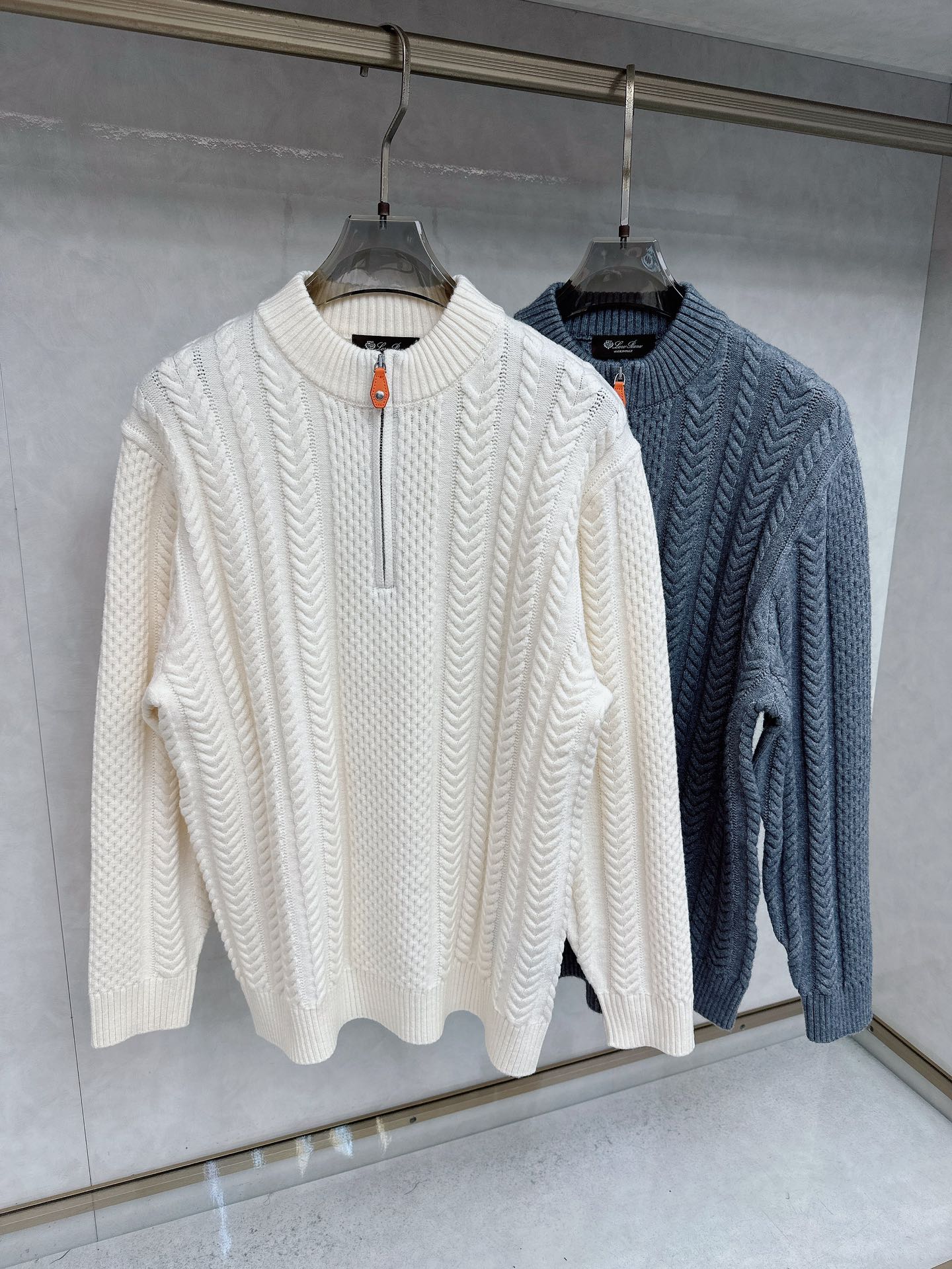 NO:550439,LP new autumn and winter half-pull knitted sweater, a jacket with a classic design and great appearance, and the quality is even more unscrupulous. You can buy it directly, which is not to be mistaken for high-end products! Through the detailed pictures, you can feel its powerful aura, and the warm-concentration effect is significant, so you don’t have to worry about the chill at all! It is both fashionable and functional, and the whole style looks more luxurious and elegant! Size M-3XL, loro piana, jackets & coats, sweaters, alexander wang19860909LP 秋冬新款半拉练针织毛衣,经典设计感与颜值爆棚的外套,品质更是无法挑剔品控可以直接入手,不容过错的高端臻品！通过细节图片便可感受到它强悍的气场,聚温保暖效果显著,完全不用担心会有一点寒意！时尚与功能性兼备,整款显得更加的奢华大气！尺码M-3XL,,loro piana,jackets & coats,sweaters,alexander wang,Men's clothing