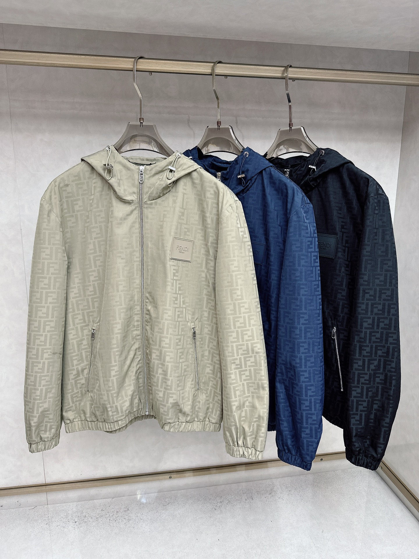 NO:548687,FENDI full-print leather zippered hooded jacket jacket ———————————————————————————————————————————————————————————————————————————————————————————————————————————————————————————————————————————————————————————————————————————————————————————————————————————————————————————————————————————————————————————————————————————————————————————————————————————————————————————————————————————————————————————————————————————————————————————————————————————————————————————————————————————————————————————————————————————————————————————————————————————————  ————————— Material: Nylon Size S-XL Complete Three Standards Next Day,,fendi,fendi,jackets & coats,jackets & coats,hats,alexander wang19860909FENDI芬迪满印皮标拉链连帽夹克外套 ——————— 采用定制尼龙面料,质感上乘耐磨且有一定挺括度,提花工艺更是精细,FF图案均匀且清晰地呈现于面料之上,每一处纹路都彰显着品牌的独特标识与高级品味;松紧带袖口和边缘的处理经过精确调试,既能舒适地贴合手腕和身体轮廓,防止冷风灌入又不会产生紧绷感,保障了穿着的舒适度,针脚细密均匀牢固度高,久穿也不易变形或脱线;拉链开合部分银色饰面金属件不仅在视觉上为夹克增添了亮点,提升了整体的时尚感与精致度;前胸的FF独家皮牌皮质柔软且富有光泽,经过切割、打磨、压印等多道工序,标识清晰立体地呈现其上. ———————— 材质: 尼龙 尺码S-XL 三标齐全 隔天,,fendi,fendi,jackets & coats,jackets & coats,hats,alexander wang,Men's clothing