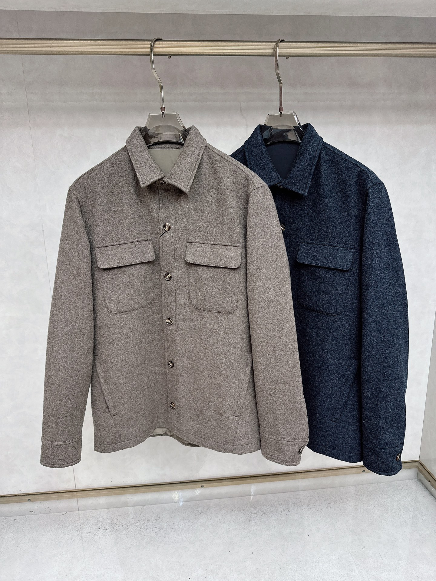 NO:548691,LP, 25SS autumn and winter new knitted shirt jacket, this jacket is made of 90 wool and 10 mulberry silk custom fabric. The fabric is light and warm, with natural elasticity, button-type opening and closing, the two large pockets on the chest are very classy, ​​and the bags on both sides are paired with zipper opening and closing, which is convenient for storage of items. The wool fabric is very textured, warm, and has a huge and versatile business and casual appearance. The upper body effect is super good. A must-have item for men in autumn and winter, highly recommended!  S-XL with three standards. The next day, loro piana, jackets & coats,shirts,alexander wang19860909LP,25SS秋冬新款针织衬衫式外套,这款外套采用90羊毛及10桑蚕丝定制面料制作而成,面料轻盈而温暖,富有自然弹力,纽扣式开合,胸前两大兜袋非常具有档次性,两侧袋搭配有拉链开合,方便收纳物品,羊毛面料极具质感,保暖性强,商务休闲巨百搭,上身效果超级棒,男士秋冬必备单品,强烈推荐！ 码数S-XL 三标齐全 隔天,,loro piana,jackets & coats,shirts,alexander wang,Men's clothing