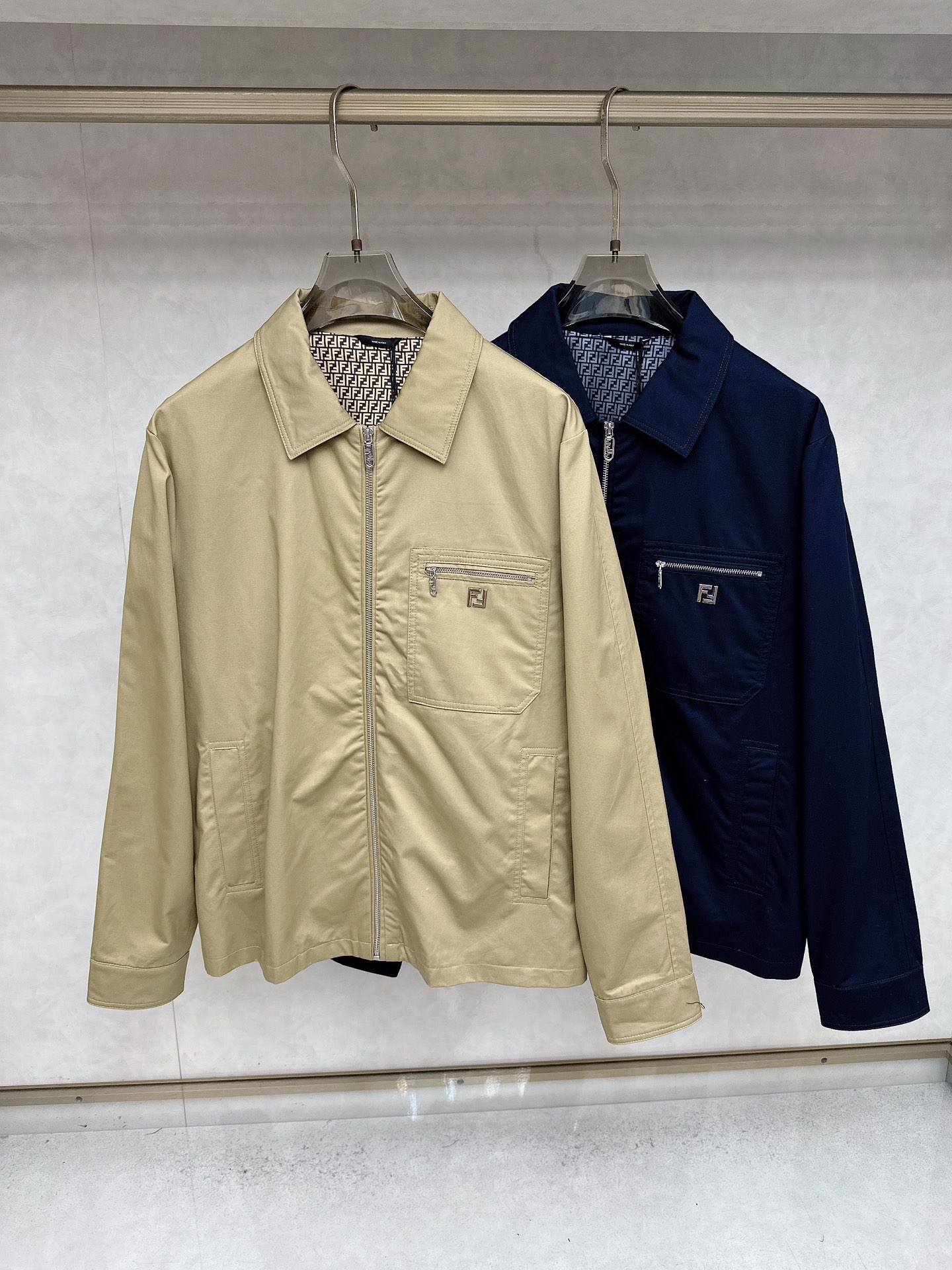 NO:548695,Fendi 2025FW early autumn new product Gadain jacket iconic double F selected crisp Galdain fabric, with a tough texture and good draping, calm and atmospheric color, and the classic lapel jacket silhouette is adapted to multiple grids, which can be easily controlled from daily commuting to casual outing. The placket and pocket zipper head are both designed with double F logos. The silver metallic luster and fabric form a strong visual impact, and the silky damping feeling between pulling and closing shows the precision texture of Italian craftsmanship; the double F metal badge in the pocket is a low-key display of the brand's identity, and every detail is engraved with the brand's luxury genes. The double F presbyterian pattern is printed inside, covering the brand's classics. Opening the lace is a 'feast of presbyterian'. The design from the outside to the inside echoes, fully showing the paranoid pursuit of details.  The metal buttons on the cuffs are engraved with brand words, with meticulous workmanship and cold texture; the stitching of the clothes is neat and delicate, and the splicing of the Gadain fabric is tightly stitched, and each stitch reflects the exquisite craftsmanship of Italy. From the double F symbol of hardware to the presbyterian print of the lining, from the selection of fabrics to the craftsmanship carving, this Gadain jacket integrates the brand's high luxury aesthetics and detail obsession into every design. When you put it on, you will wear the luxury of Roman style on your body. SizeS-XL has three standards. The next day, fendi, fendi, jackets & coats, jackets & coats, alexander wang19860909Fendi 芬迪 2025FW早秋新品 华达呢夹克外套 标志性双F 甄选挺括华达呢面料,质感硬朗且垂坠性佳,色调沉稳大气,经典翻领夹克廓形适配多格,从日常通勤到休闲出街都能轻松驾驭. 门襟与口袋拉链头均采用双F标识设计,银质金属光泽与面料形成强烈视觉冲击,拉合间的丝滑阻尼感,尽显意式工艺的精密质感；口袋处的双F金属徽章,是品牌身份的低调彰显,每一处细节都镌刻着品牌的高奢基因. 内里满印双F老花图案,将品牌经典铺满细节,翻开衣襟即是一场“老花盛宴”,从外到内的设计呼应,尽显对细节的偏执追求. 袖口金属纽扣镌刻品牌字样,做工缜密且质感冷冽；衣身缝线工整细腻,华达呢面料的拼接处严丝合缝,每一针都体现意大利原产的精湛工艺. 从五金的双F符号,到内衬的老花满印,从面料的甄选到工艺的雕琢,这件华达呢夹克将品牌的高奢美学与细节执念融入每一处设计,穿上它,便把罗马的奢华格调穿在了身上. SizeS-XL 三标齐全 隔天,,fendi,fendi,jackets & coats,jackets & coats,alexander wang,Men's clothing