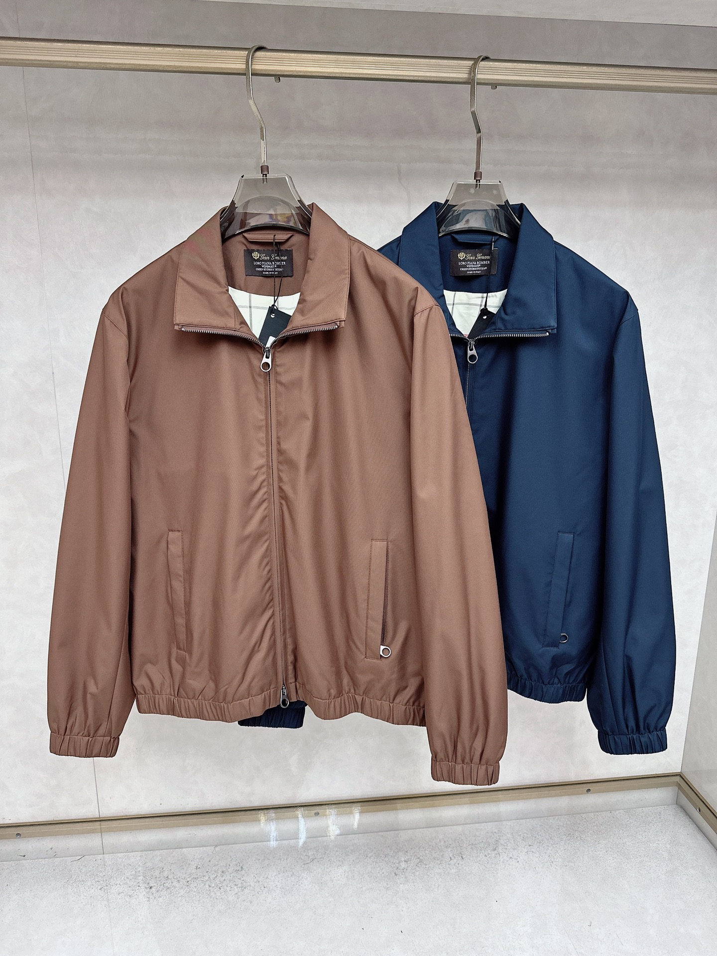 NO:548660,Loro Pian* New Stand-Link Zipper Jacket This fabric is made of WindBelt three-layer anti-wrinkle elastic microfiber treated by Storm System. It is very light and practical. The lining is decorated with exclusive fabric decoration, with elastic low edges and cuffs, double-head zippers, and classic embroidery craftsmanship on the back collar, which can be windproof and warm. It is very high-end for business and leisure, and is highly recommended!  SizeS-XL, loro piana, jackets & coats, jackets & coats, alexander wang19860909Loro Pian* 新款立领拉链夹克外套 这款面料采用Storm System处理的WindBelt三层抗皱弹力微纤维制成,非常轻便实用,内衬饰有独家布装饰,配以松紧低边和袖口,双头拉链,后领处饰以经典绣花工艺,即可防风又可保暖,商务休闲都非常上档次,强烈推荐！ SizeS-XL,,loro piana,jackets & coats,jackets & coats,alexander wang,Men's clothing