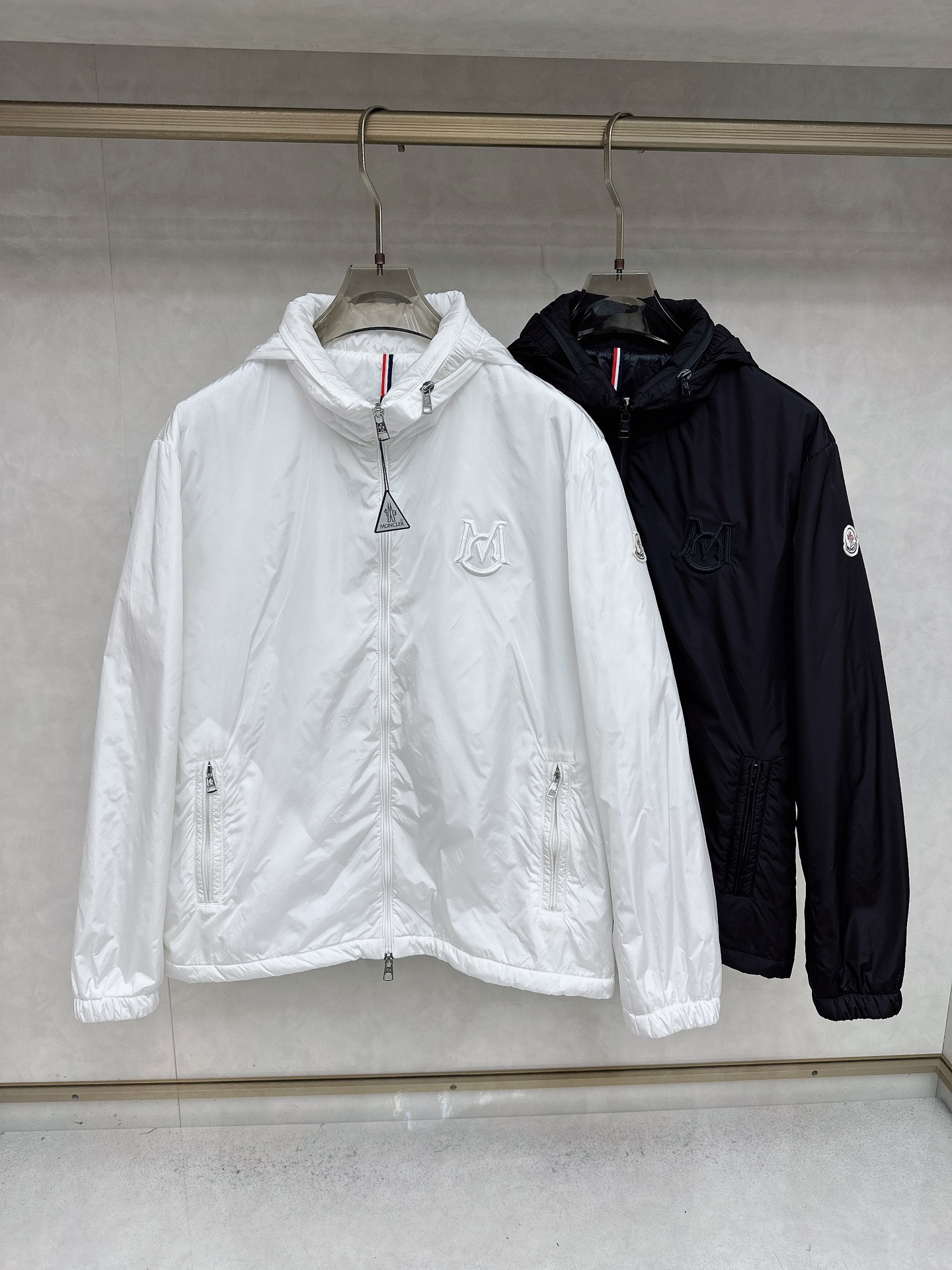 NO:548664,MO 25 new cotton jacket, this Ouge jacket combines streamlined aesthetics and practical functions, and is made of nylon fabric. This functional fabric has a silky texture. It can provide protection when needed, and it is also smooth and comes with a removable pull-out hood. It is embellished with a letter combination in the same color. The sleeves are decorated with Mengjia armbands, zipper closures, zipper pockets, and the hem is elastic and adjustable. It is both warm and handsome. It is a must-have item for autumn. It is the same style as men and women. It is highly recommended!  Size S-XL three-standard complete. The next day, Moncler, jackets & coats, hats, alexander wang19860909MO 蒙口25新款棉夹克,这款Ouge夹克兼具流线型美感和实用功能,采用尼龙面料制成.这种功能性面料具有丝滑质感.可在需要时提供保护,同时呈现流畅款型,配有可拆卸拉出式兜帽.点缀同色系字母组合细节,袖子处饰有蒙家袖章,拉链开合,拉链口袋,下摆松紧可调节,既保暖又帅气,是入秋的必备单品,强男女同款,强烈推荐！尺码S-XL三标齐全 隔天,,Moncler,jackets & coats,hats,alexander wang,Men's clothing