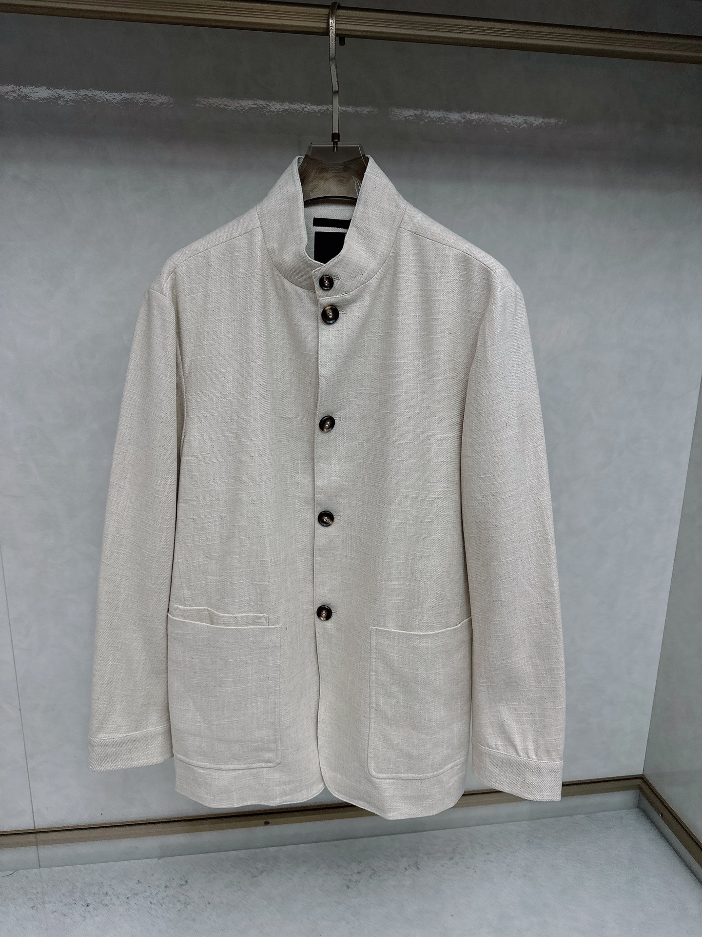 NO:548672,Jenia 25SS new linen work jacket, this work jacket is made of 80 linen fabric and 20 cotton, with a stand-up collar design, with practical functions and versatile style. There is a Mini pocket on the right, and the back is decorated with the Jie Road leather brand logo and button-style opening and closing. The whole style is very atmospheric and upscale, especially with an old-fashioned style. It is a must-have item for men's wardrobe. It is highly recommended!  S-XL, zegna, jackets & coats, alexander wang19860909杰尼亚 25SS新款麻料工装夹克,这款工装夹克采用80亚麻面料及20棉制作而成,立领设计,兼具实用功能与百搭风格,右侧设有迷尼口袋,背面饰有杰号公路皮革品牌标识,纽扣式开合,整款非常大气上档次,特别有老钱格调,是男士衣橱必备单品,强烈推荐！ 码数S-XL,,zegna,jackets & coats,alexander wang,Men's clothing