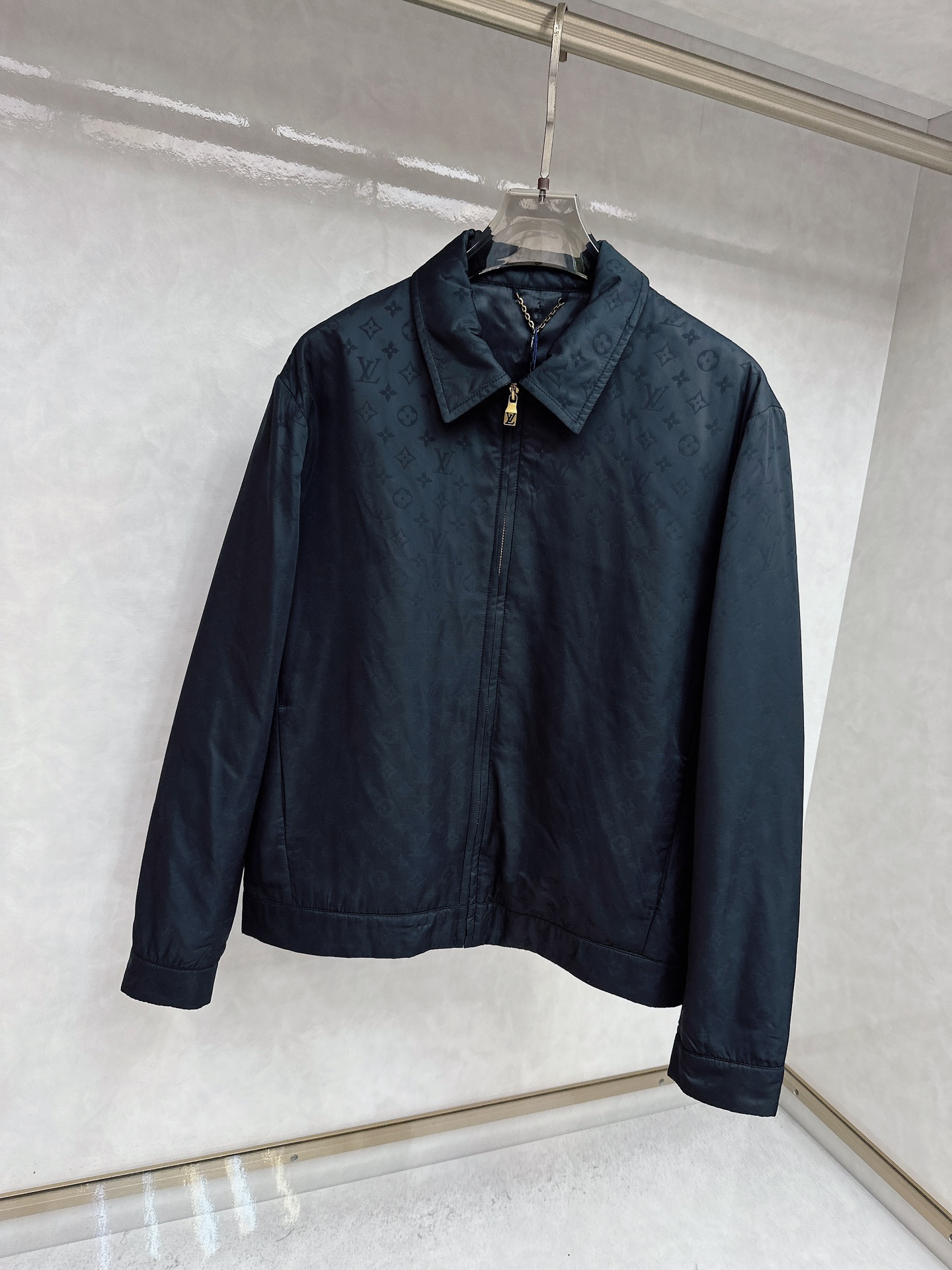 NO:548676,LV 25fw new MONOGRAM jacquard lapel cotton jacket, this lapel jacket renovates the classic jacket design in the 2025 spring and summer show, and is immersed in elegant tones for the full Monogram embossed pattern. Lightweight pads and silk lining enhance comfort experience, zipper-style opening and closing, metal hardware original development and customization, the fabric is comfortable and soft, and the upper body is very capable, highly recommended!  Count of 46 48 50 52 Clothes length 64.5 66.5 68.5 70.5 Bust 112116120 124 Shoulder width 47.5 49 50.5 52,,louis vuitton,jackets & coats,jackets & coats,alexander wang19860909LV 25fw新款MONOGRAM 提花翻领棉夹克,本款翻领夹克于2025春夏秀场焕新经典外套设计,为全幅Monogram 压纹图案浸染优雅色调.轻质衬垫和丝柔内衬提升舒适体验,拉链式开合,金属五金原版开发定制,面料舒适柔软,上身非常干练,强烈推荐！ 码数46 48 50 52 衣长64.5 66.5 68.5 70.5 胸围112116120 124 肩宽47.5 49 50.5 52,,louis vuitton,jackets & coats,jackets & coats,alexander wang,Men's clothing